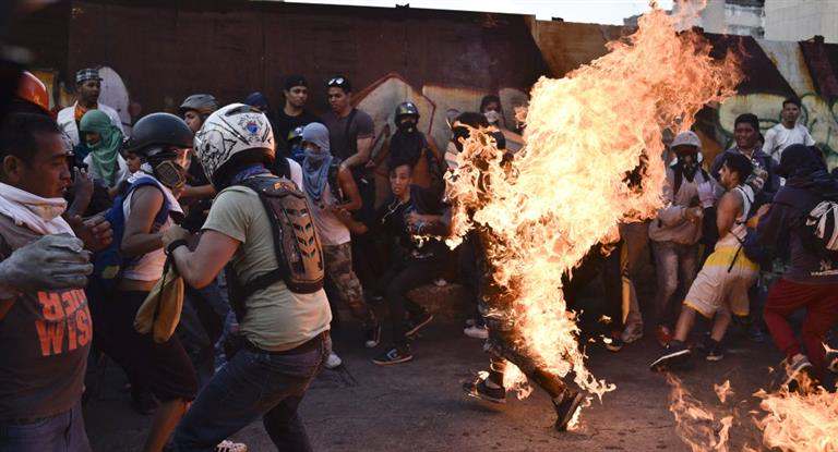 حرق احد المتظاهرين فى فنزويلا