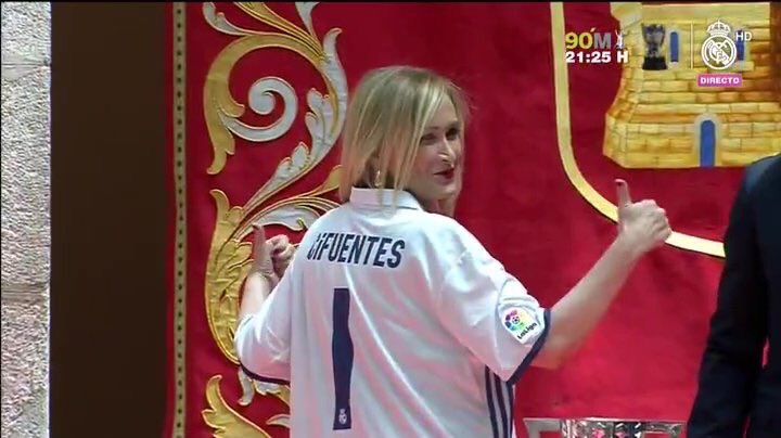 رئيسة مجمع مدريد ترتدى قميص الملكى