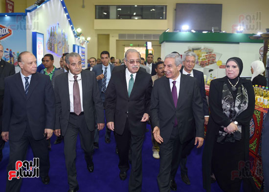 رئيس الوزراء يفتتح معرض سوبر ماركت أهلا رمضان (2)