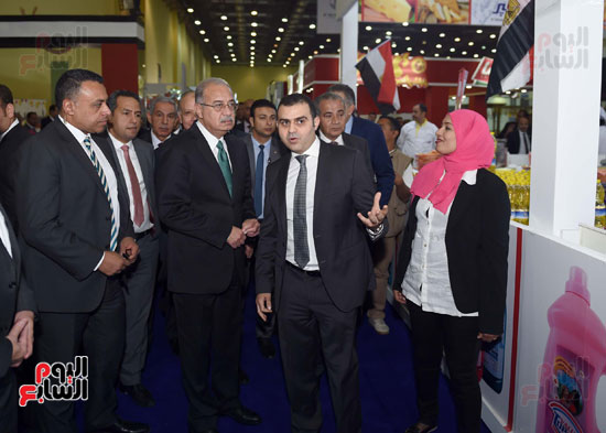 رئيس الوزراء يفتتح معرض سوبر ماركت أهلا رمضان (5)