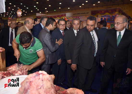 رئيس الوزراء يفتتح معرض سوبر ماركت أهلا رمضان (9)