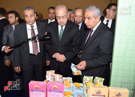 رئيس الوزراء يفتتح معرض سوبر ماركت أهلا رمضان (6)