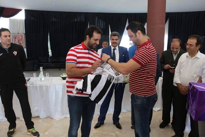 رئيس بعثة الزمالك فى تونس يتسلم قميص الصفاقسى