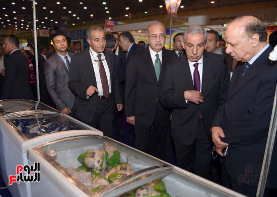 رئيس الوزراء يفتتح معرض سوبر ماركت أهلا رمضان (8)