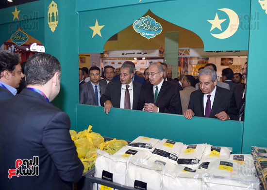 رئيس الوزراء يفتتح معرض سوبر ماركت أهلا رمضان (17)