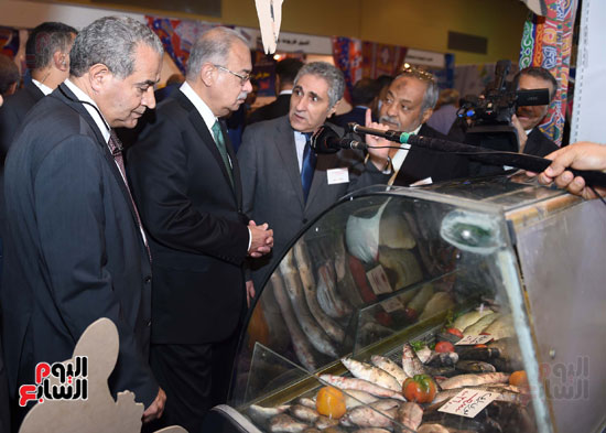 رئيس الوزراء يفتتح معرض سوبر ماركت أهلا رمضان (10)