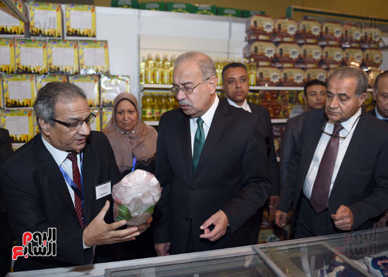 رئيس الوزراء يفتتح معرض سوبر ماركت أهلا رمضان (14)