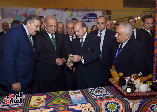 رئيس الوزراء يفتتح معرض سوبر ماركت أهلا رمضان (15)