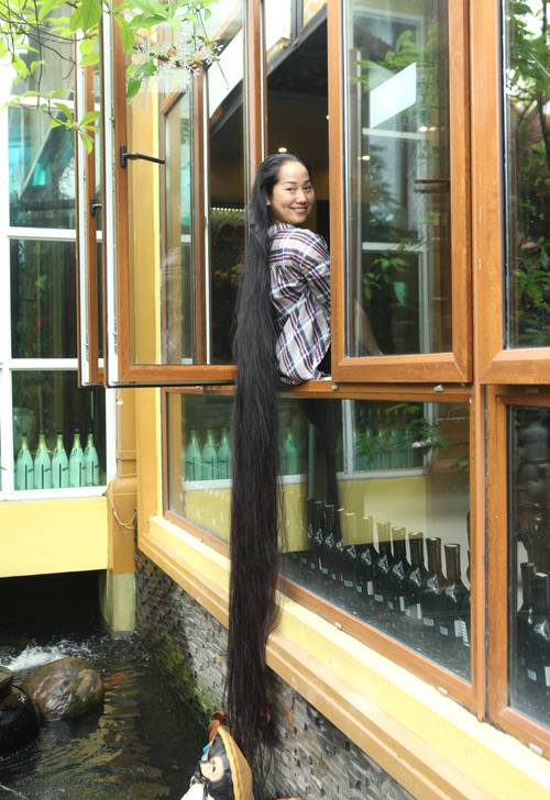 امرأة فيتنامية لم تقص شعرها منذ 21 عاما