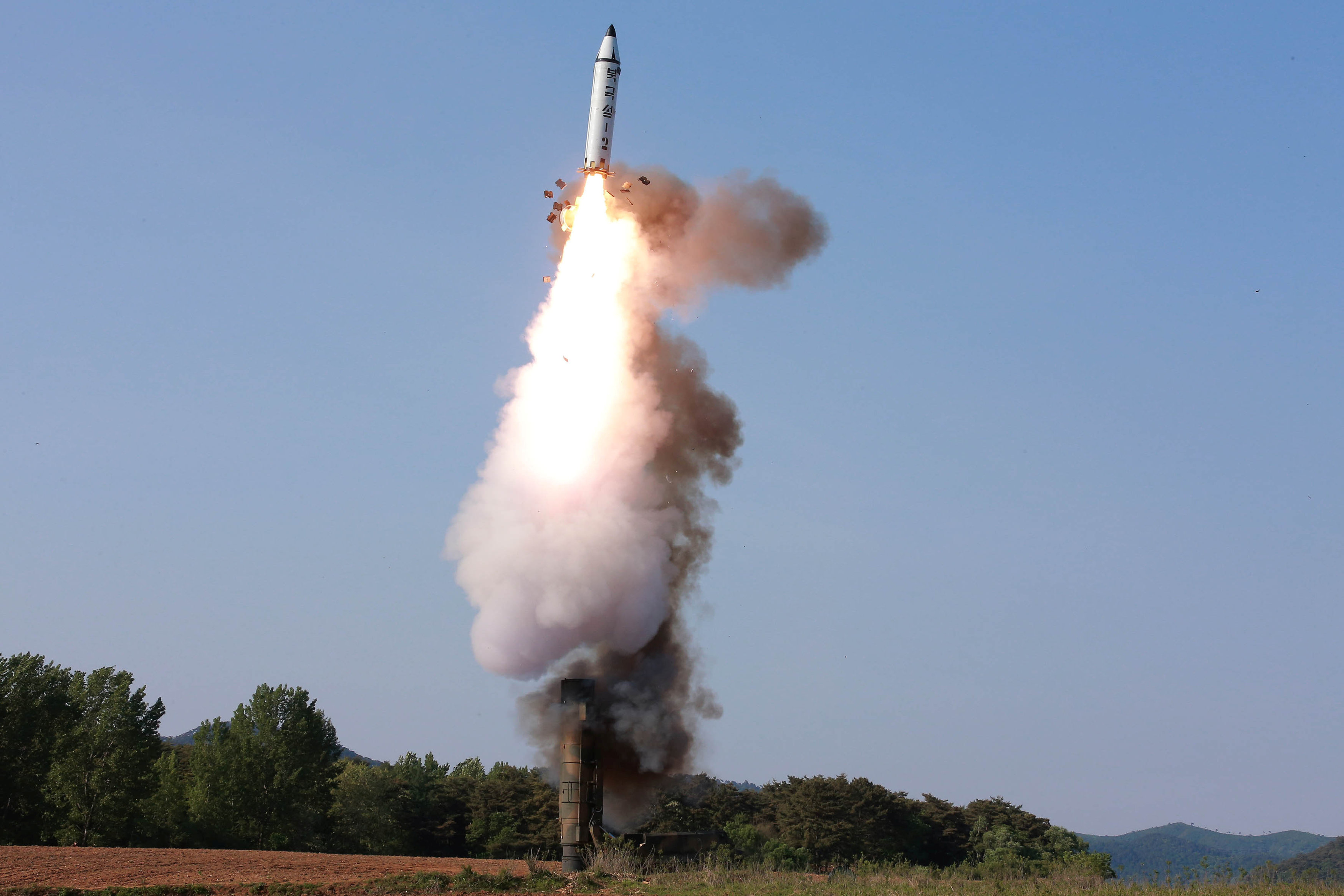 صاروخ كوريا الشمالية يحلق فى السماء