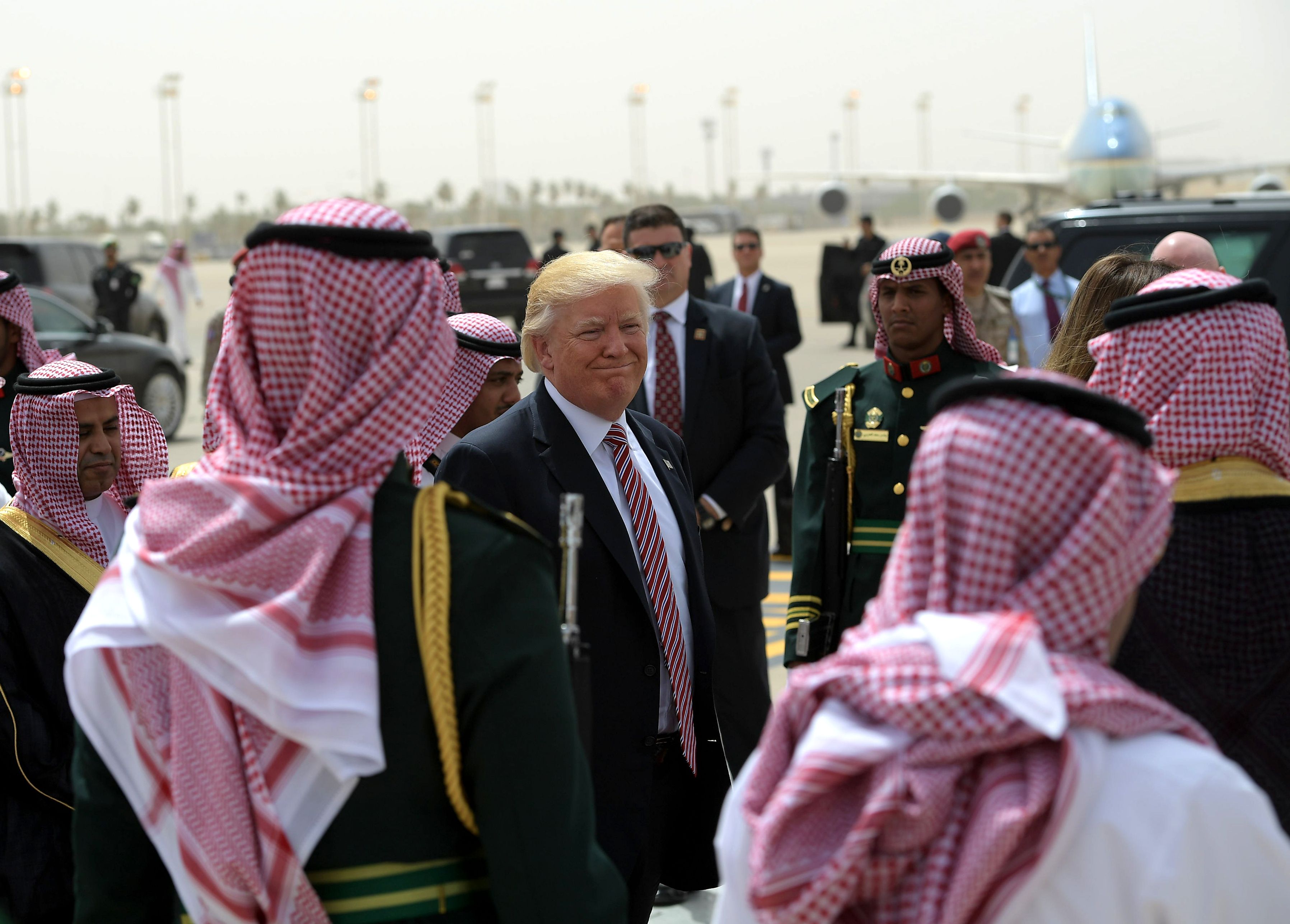 ترامب فى طريقه للطائرة لمغادرة السعودية