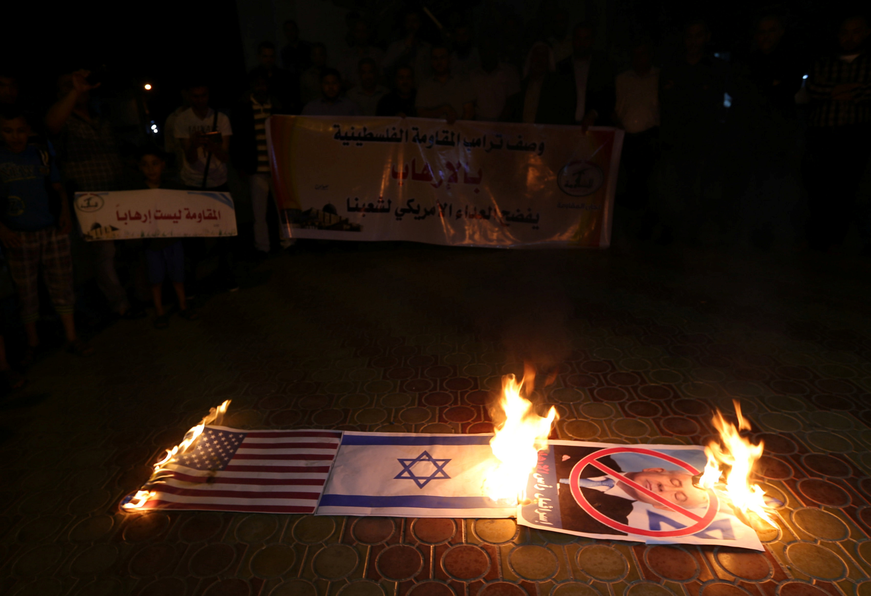 حرق علمى إسرائيل وأمريكا فى قطاع غزة
