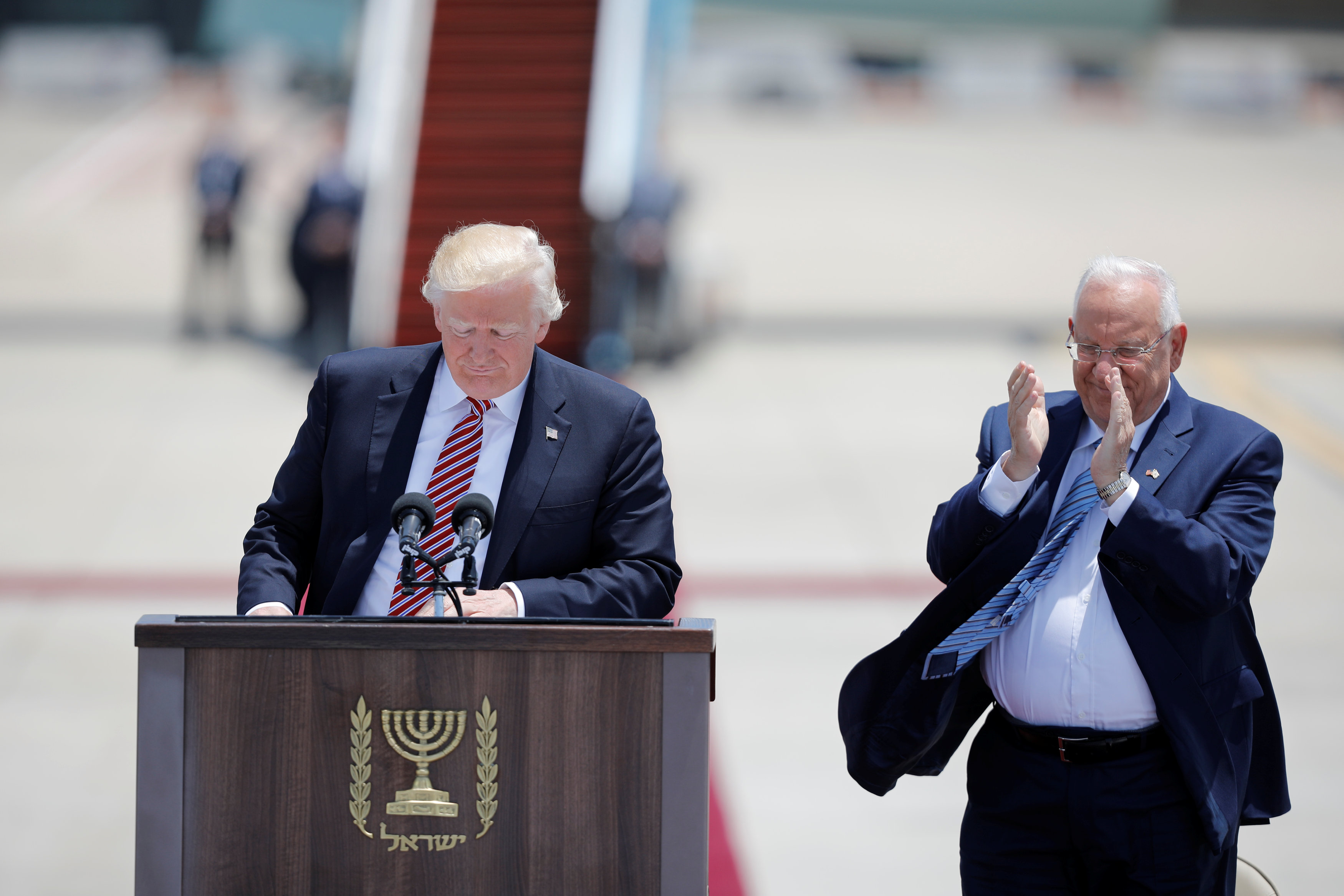 الرئيس الإسرائيلى يصفق خلال كلمة دونالد ترامب