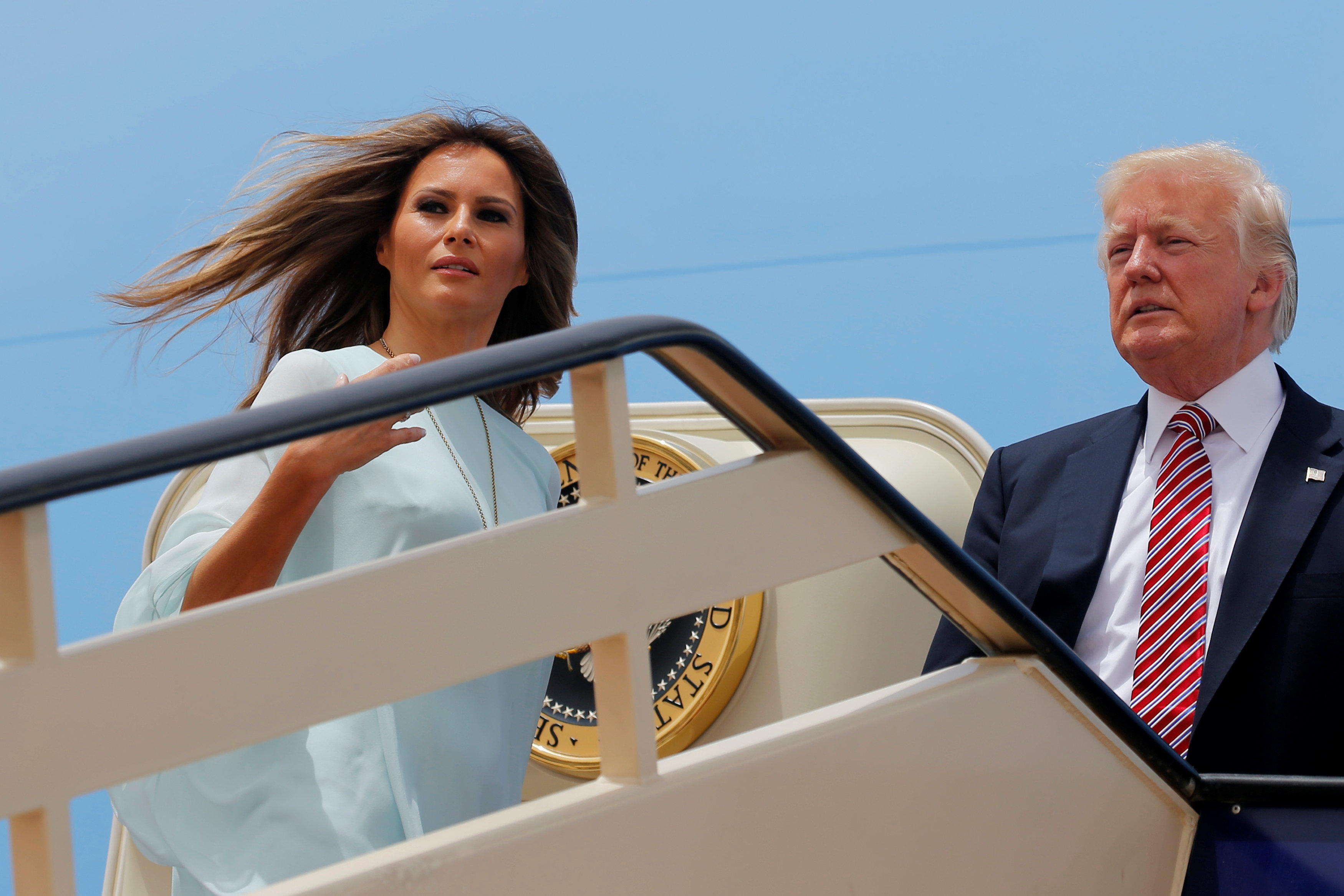 دونالد ترامب وزوجته ميلانيا يغادران السعودية