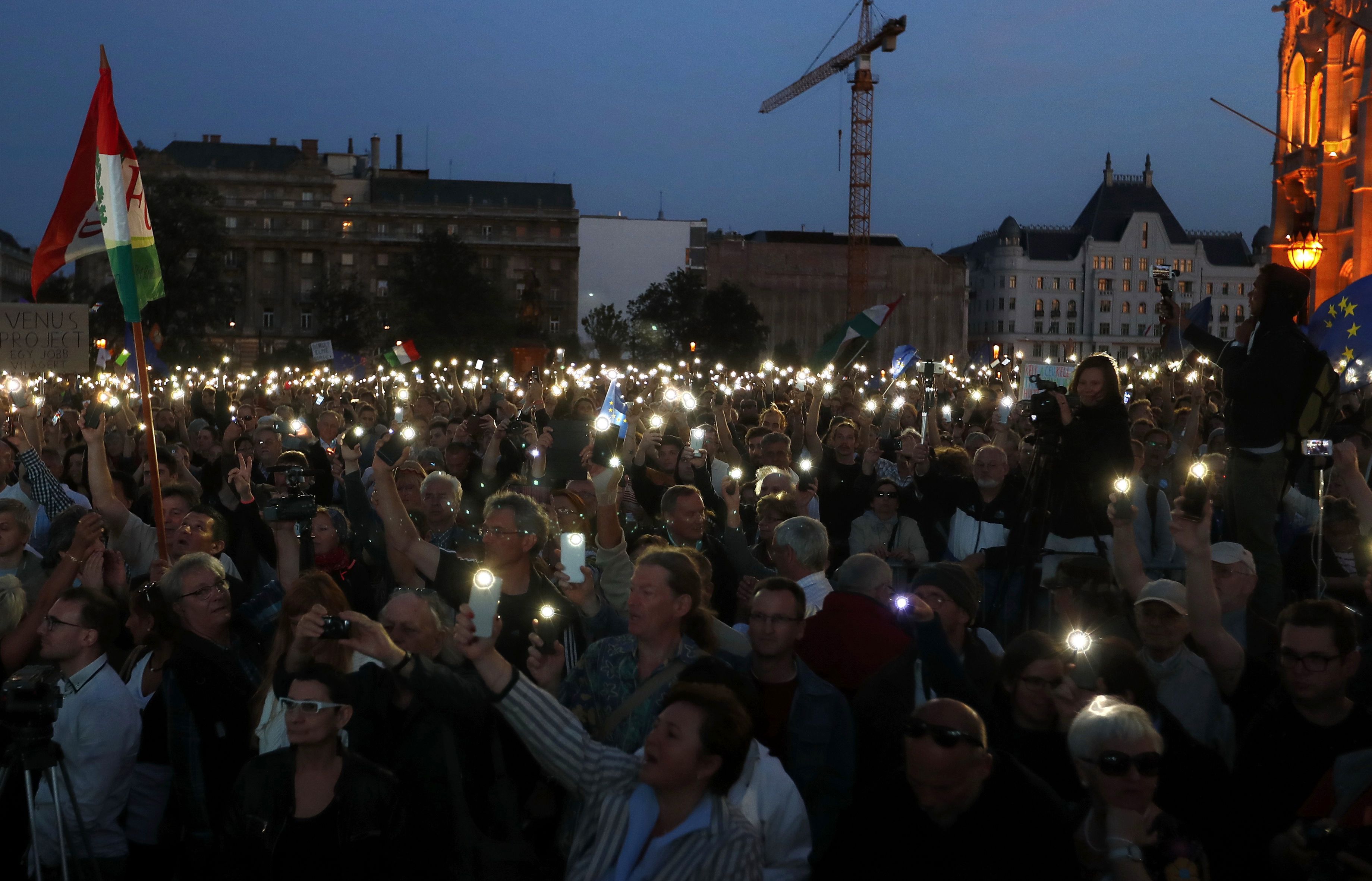 آلاف المحتجين فى المجر ضد رئيس الوزراء المجرى