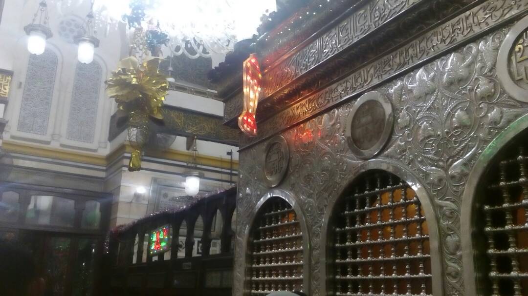 مسجد السيدة زينب يتزين لاستقبال شهر رمضان (14)