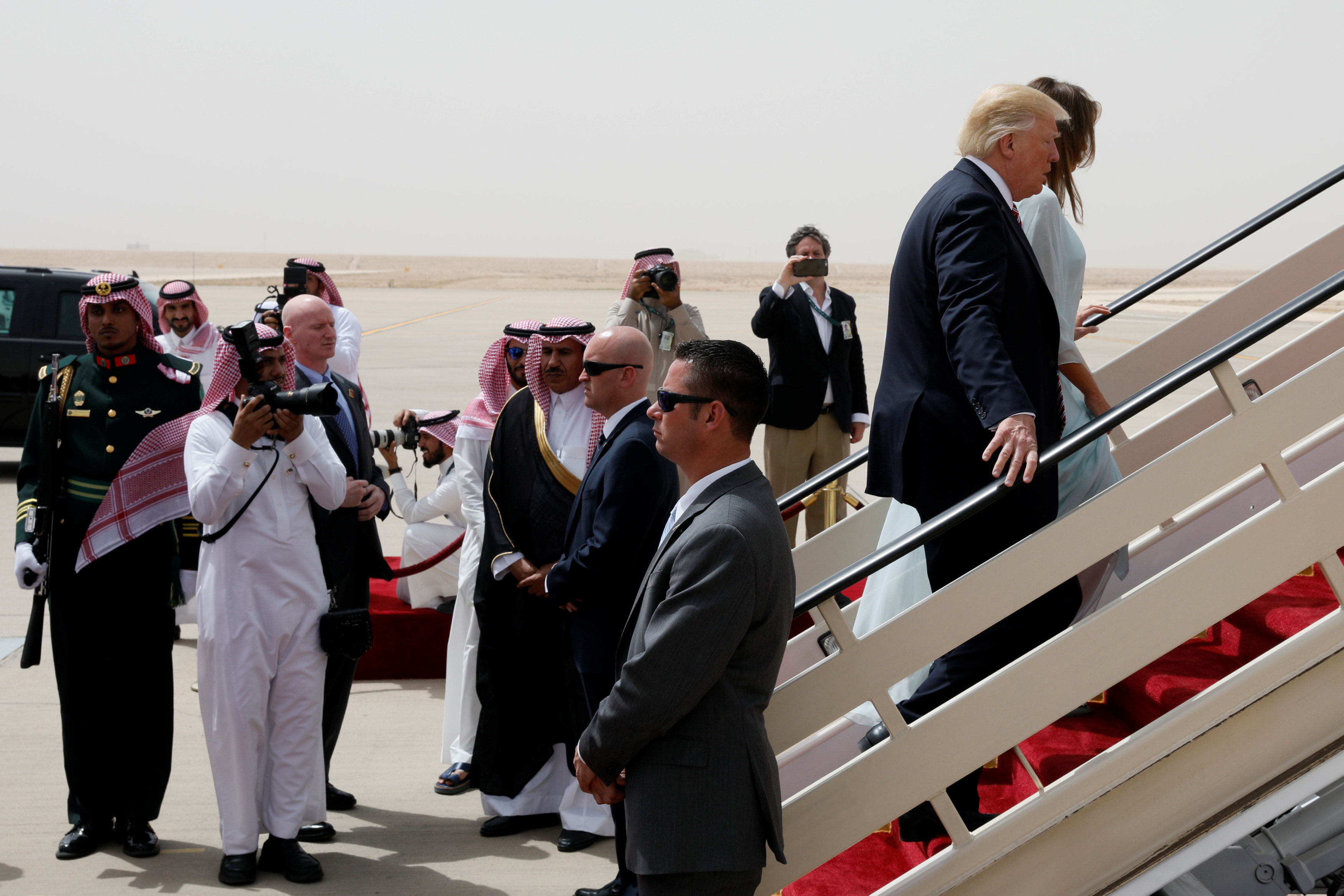 ترامب وزوجته على سلم الطائرة لمغادرة السعودية