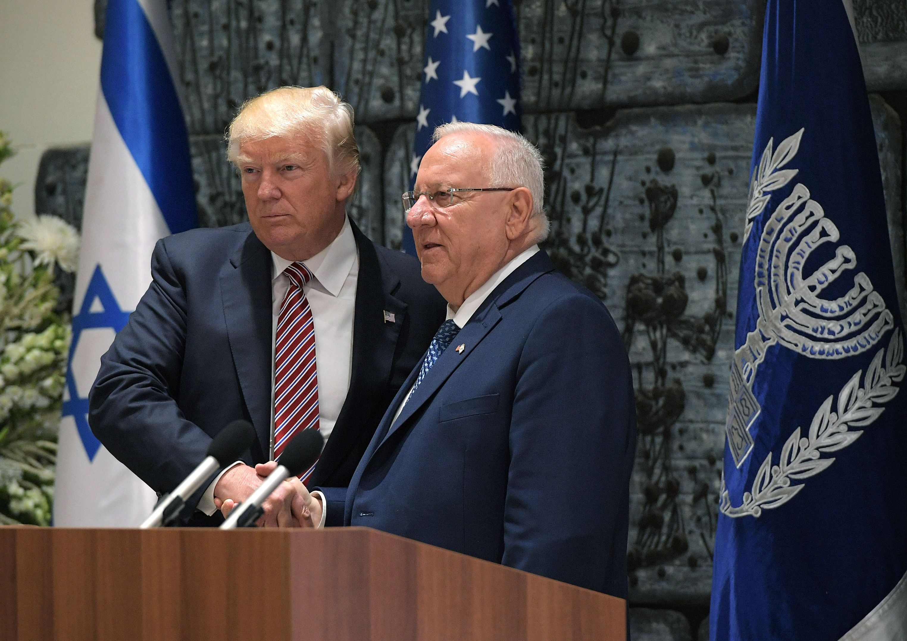 ترامب يصافح نظيره الإسرائيلى