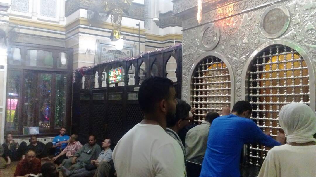 مسجد السيدة زينب يتزين لاستقبال شهر رمضان (3)