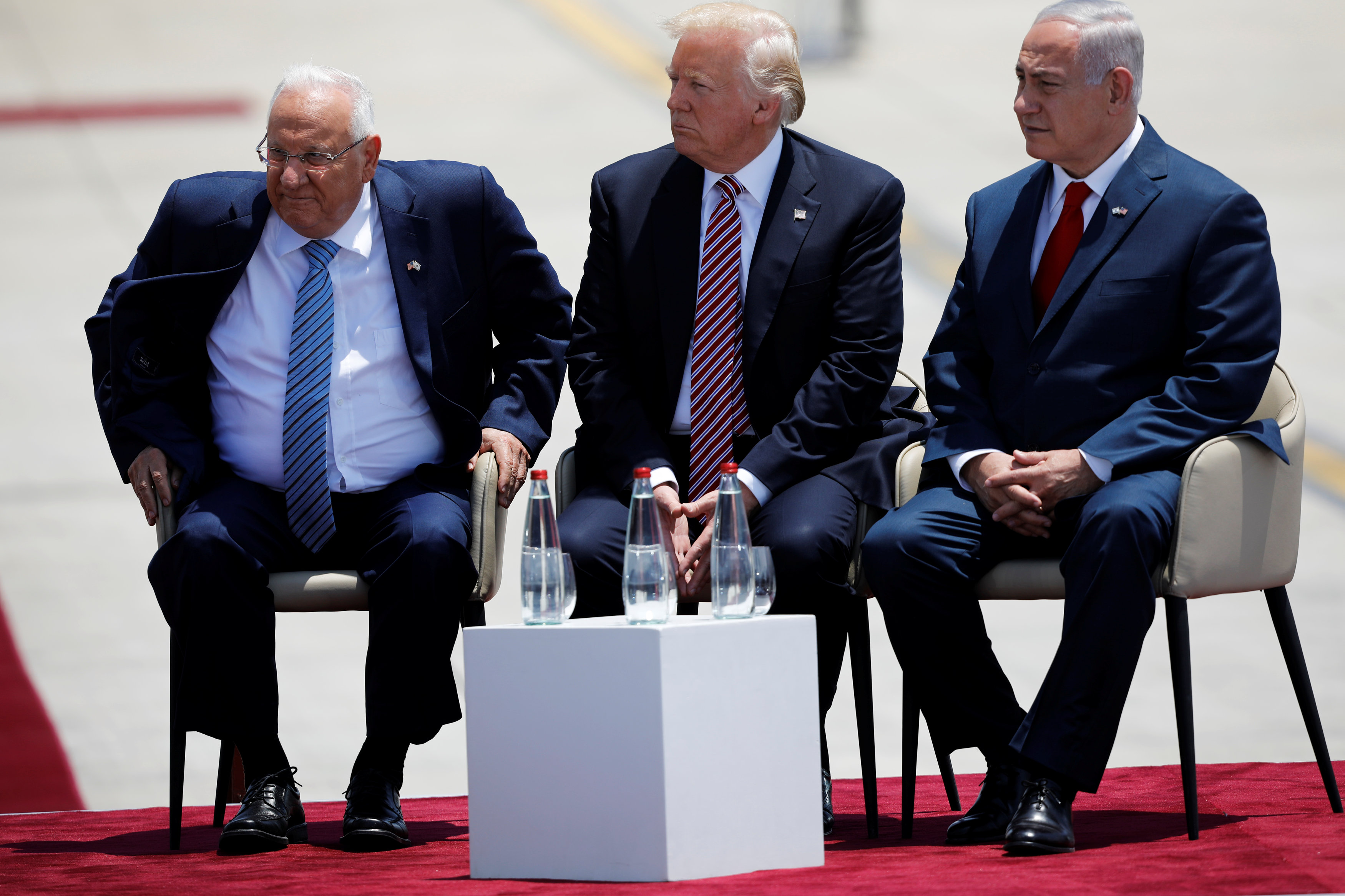 ترامب يتوسط نظيره الإسرائيلى وبنيامين نتنياهو
