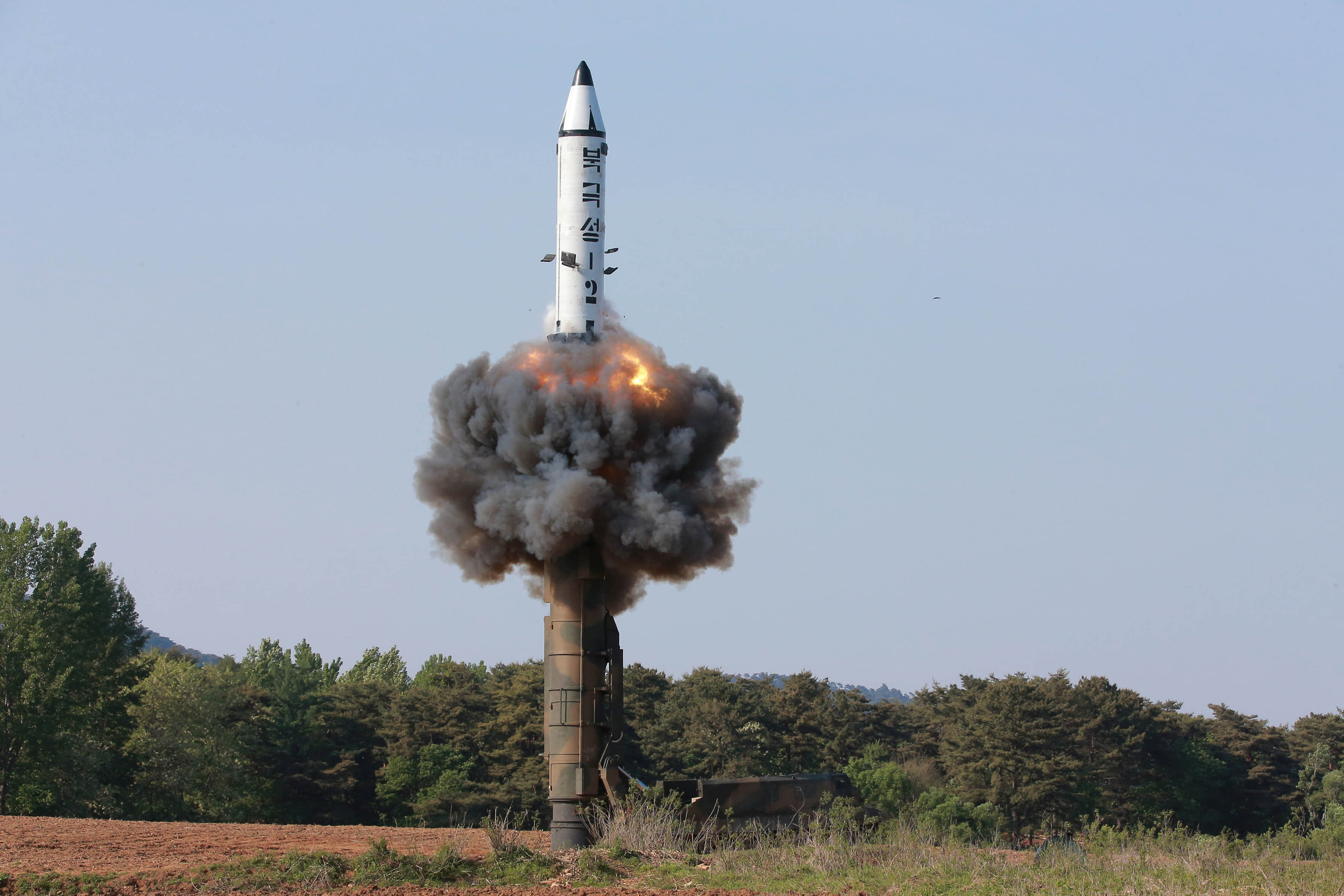 كوريا الشمالية تجرى تجربة لصاروخ باليستى