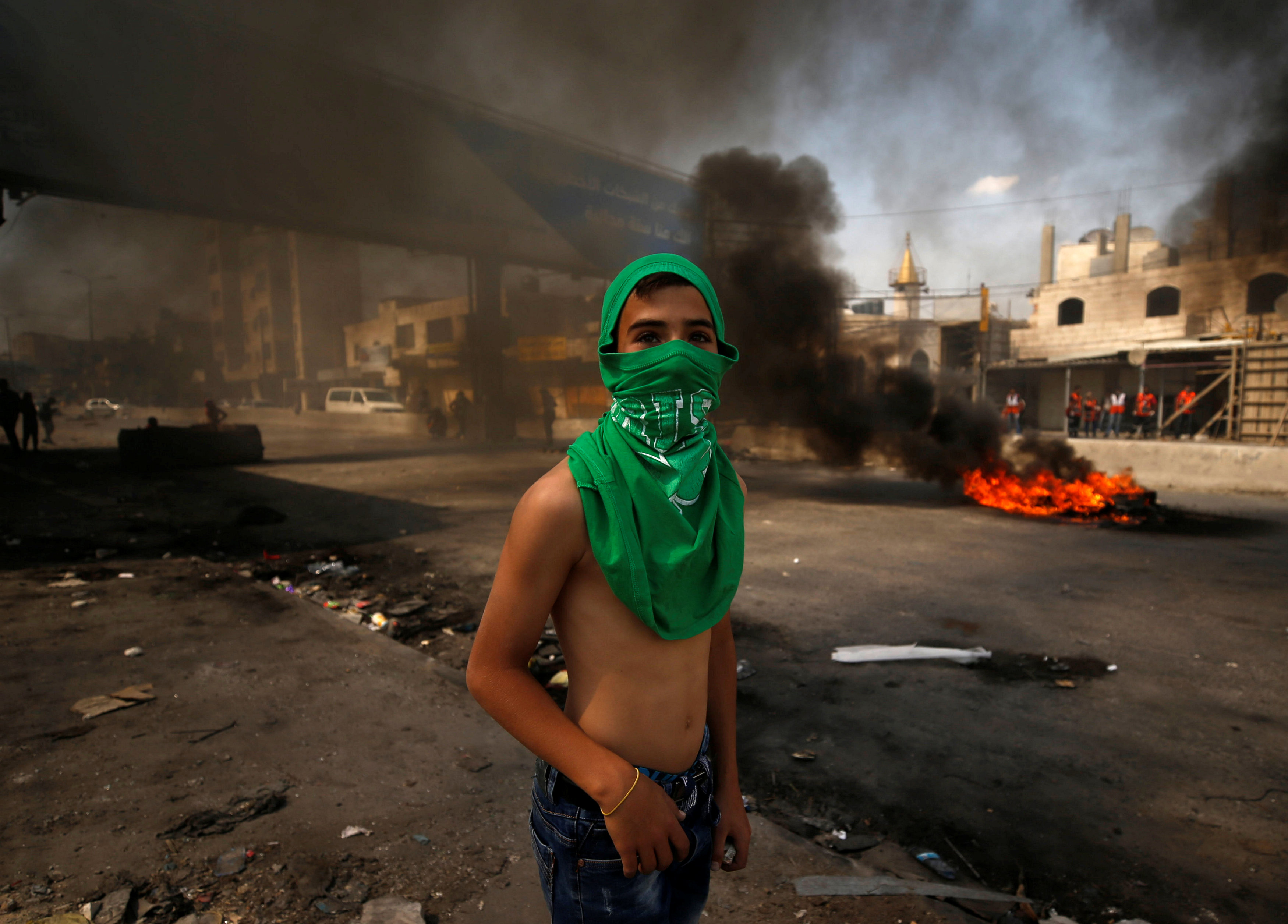 شاب خلال اشتباكه مع قوات الاحتلال
