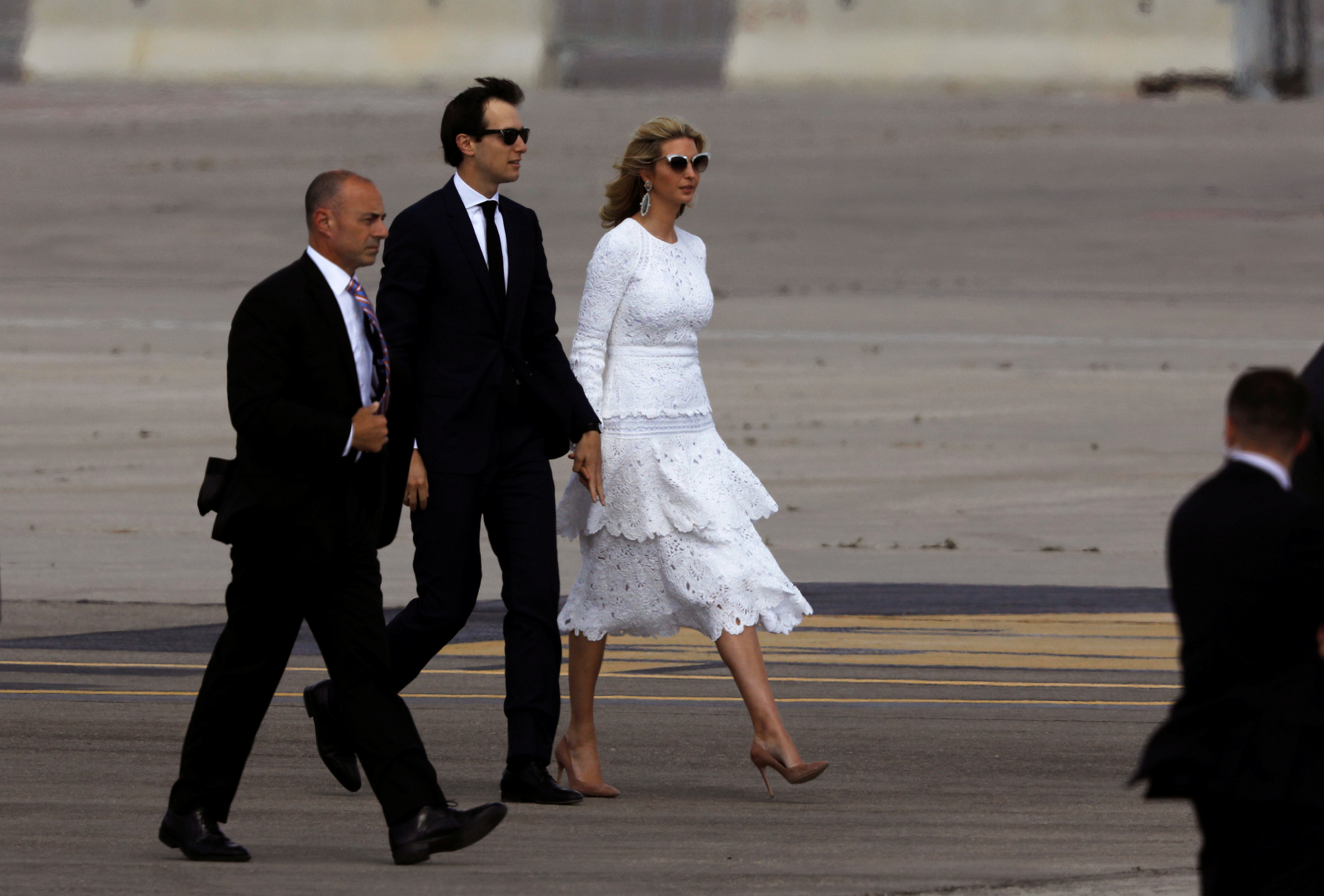 ايفانكا ترامب وزوجها فى المطار لمغادرة تل أبيب