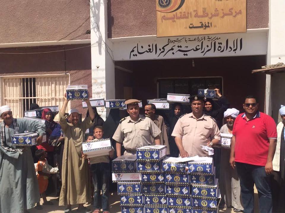 مركز شرطة الغنايم يوزع شنط رمضان على المواطنين