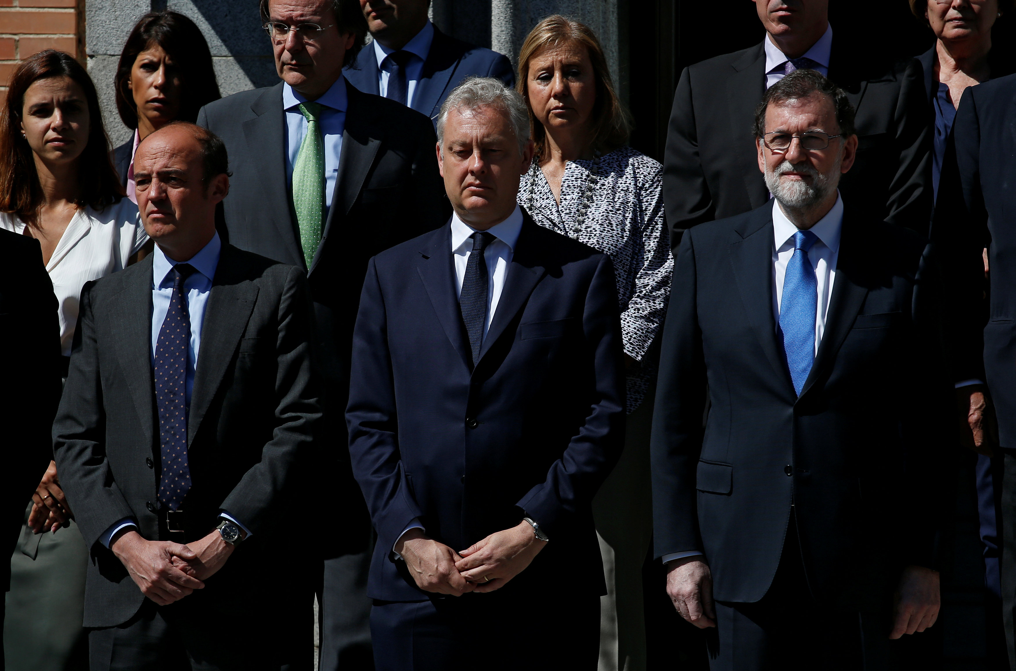 رئيس الوزراء الاسبانى والسفير البريطانى يقفان حدادا على ضحايا مانشستر