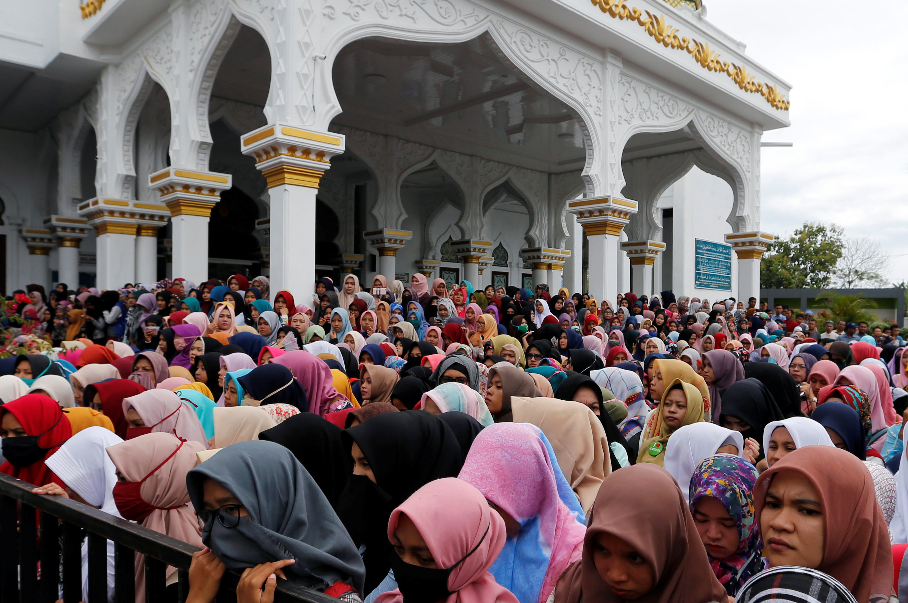 حشد لسيدات اندونيسيات أثناء تنفيذ عقوبة الجلد