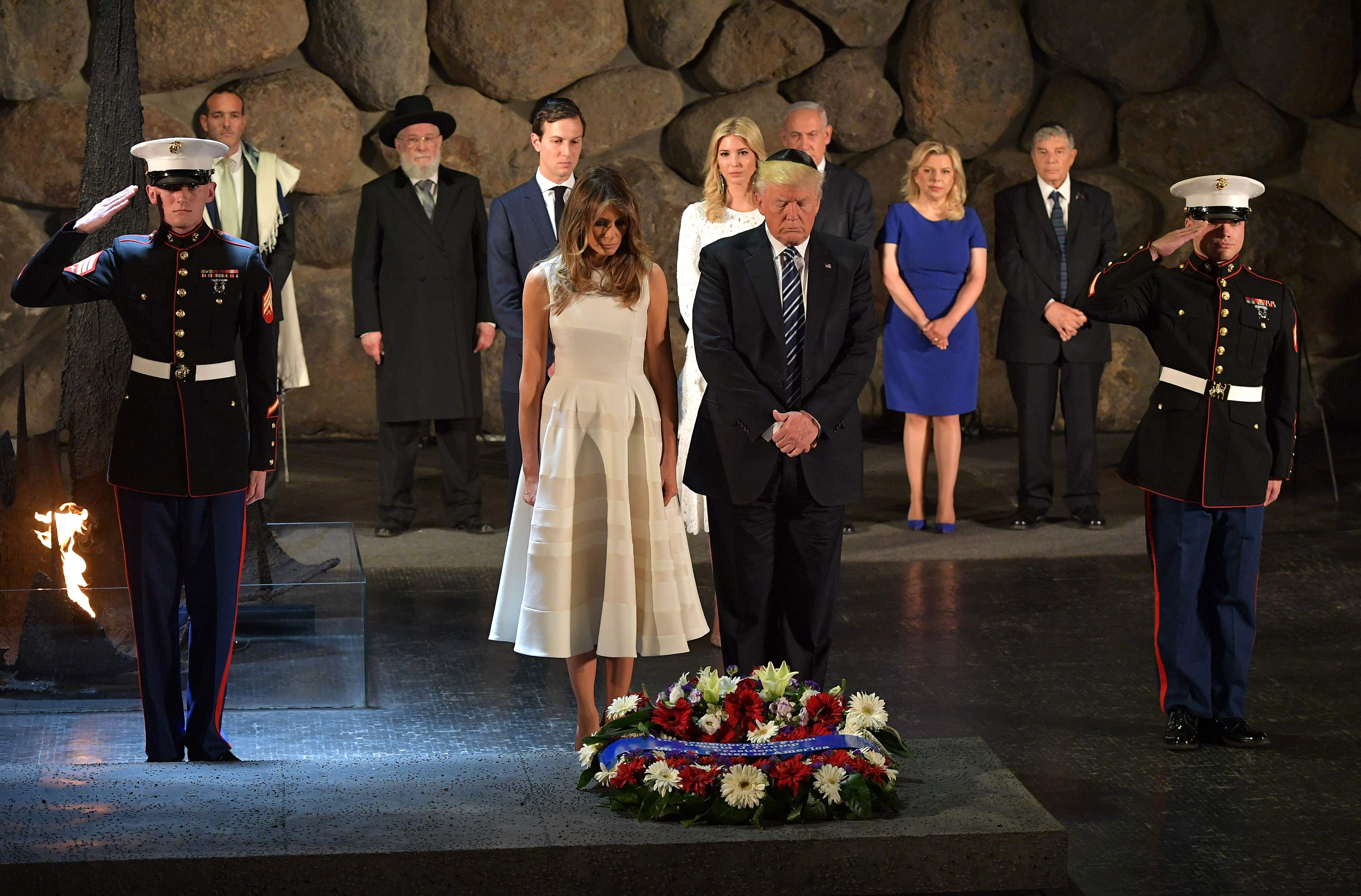 ترامب وميلانيا يقفان أمام إكليل الورود بالمتحف