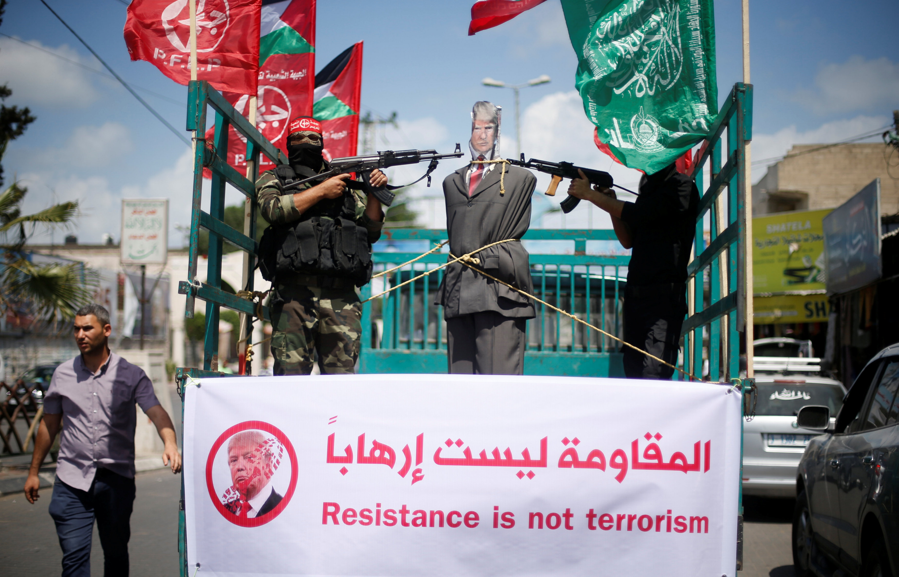 لافتة مكتوب عليها المقاومة ليست ارهابا
