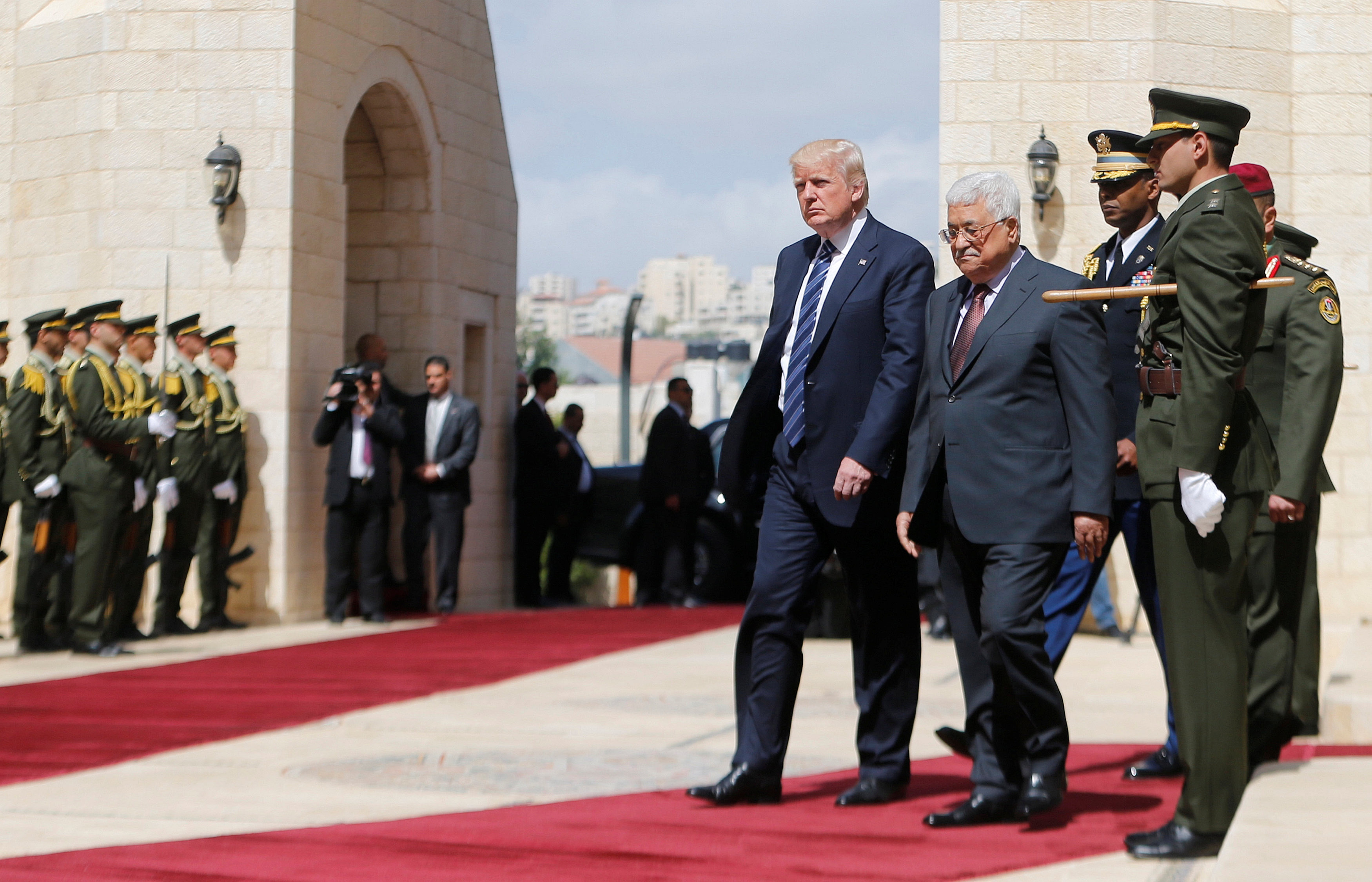 محمود عباس فى استقبال ترامب ببيت لحم