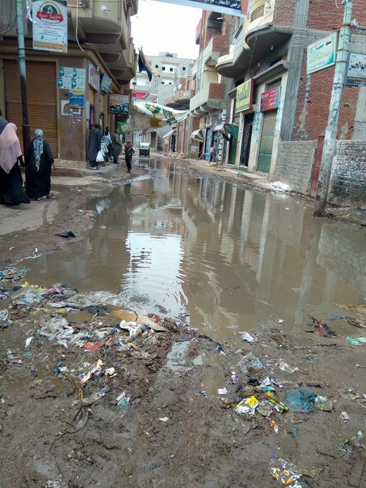 غرق شوارع قرية المنشأة بكفر الشيخ بمياه الصرف الصحى