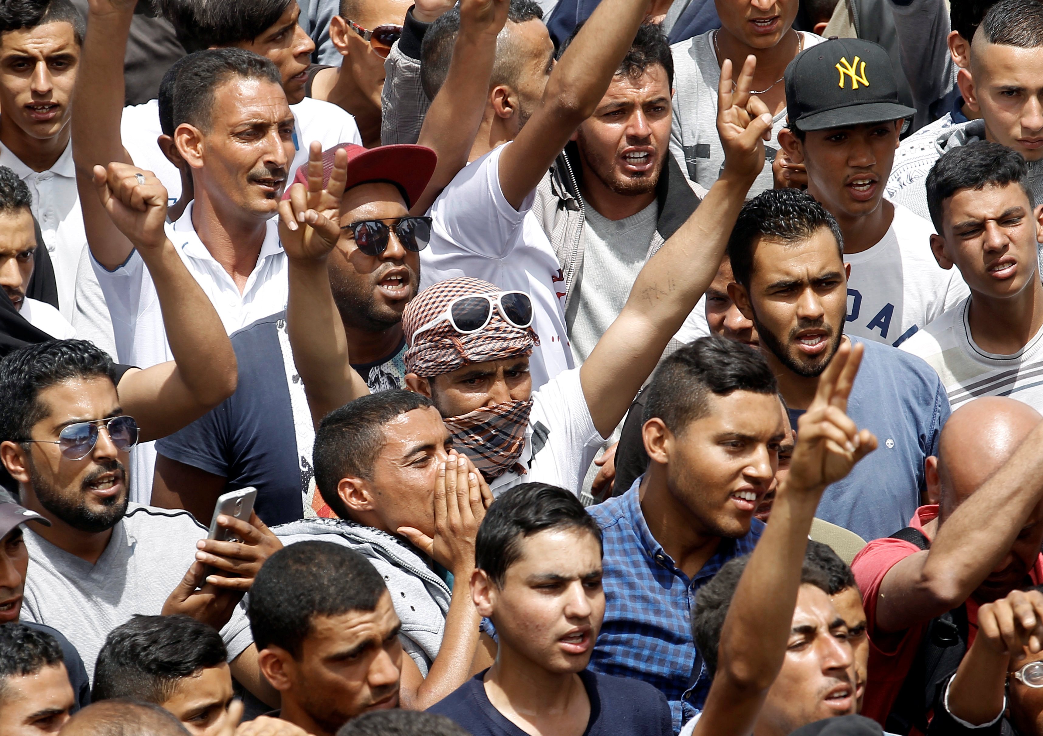 احتجاجات فى تونس بعد مقتل شاب