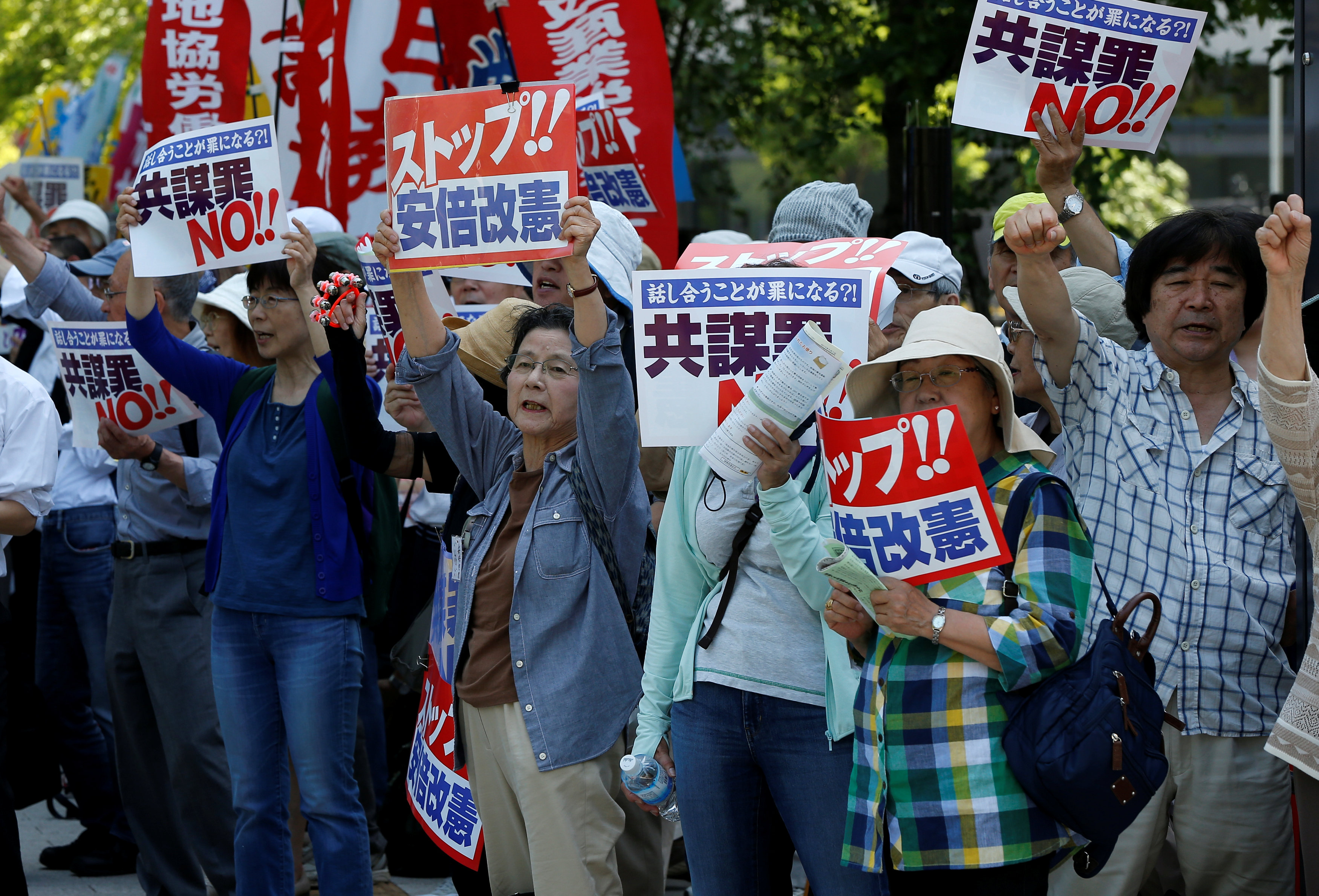 تظاهرات خارج البرلمان اليابانى