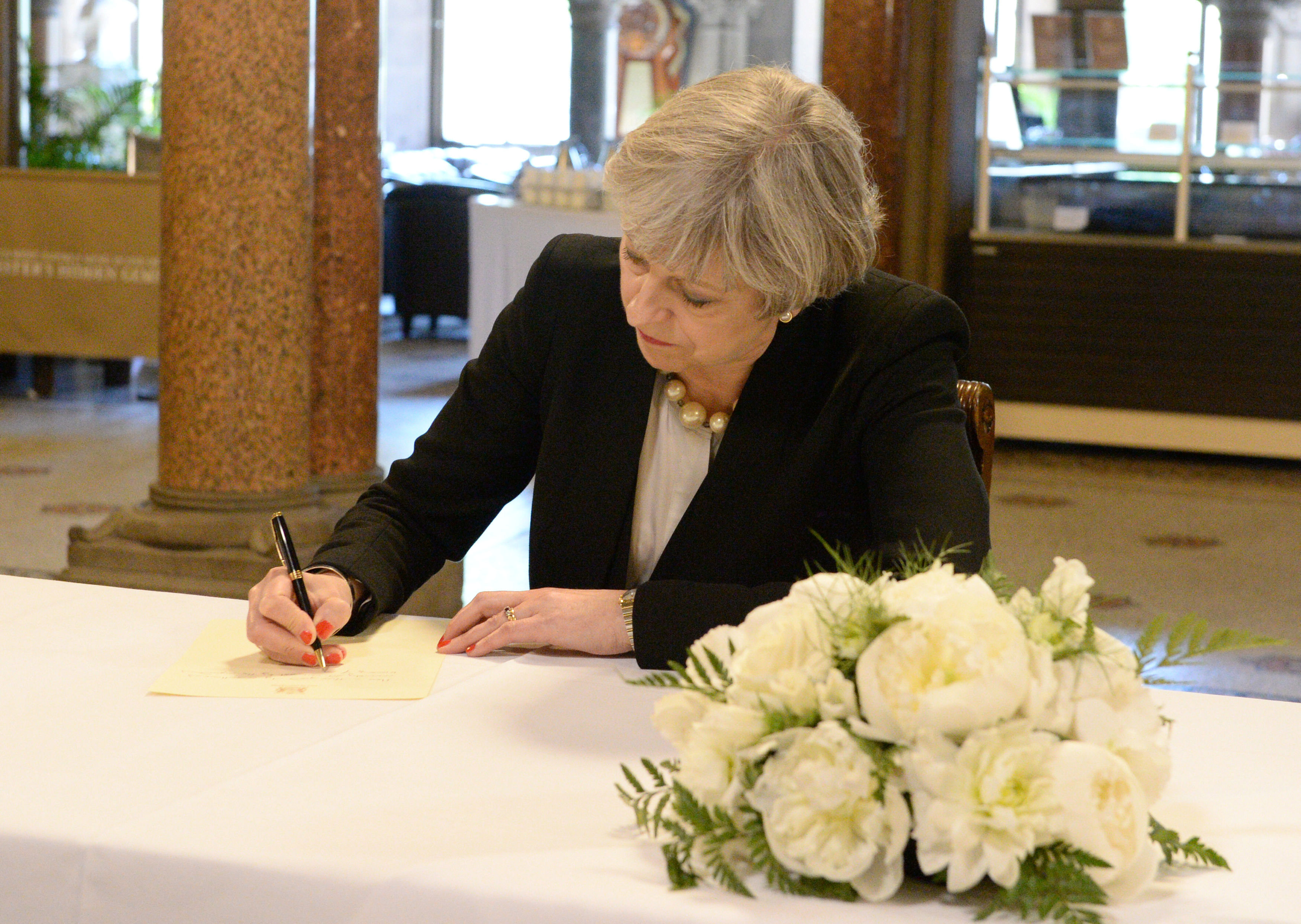 رئيسة وزراء بريطانيا فى في قاعة مانشستر تاون