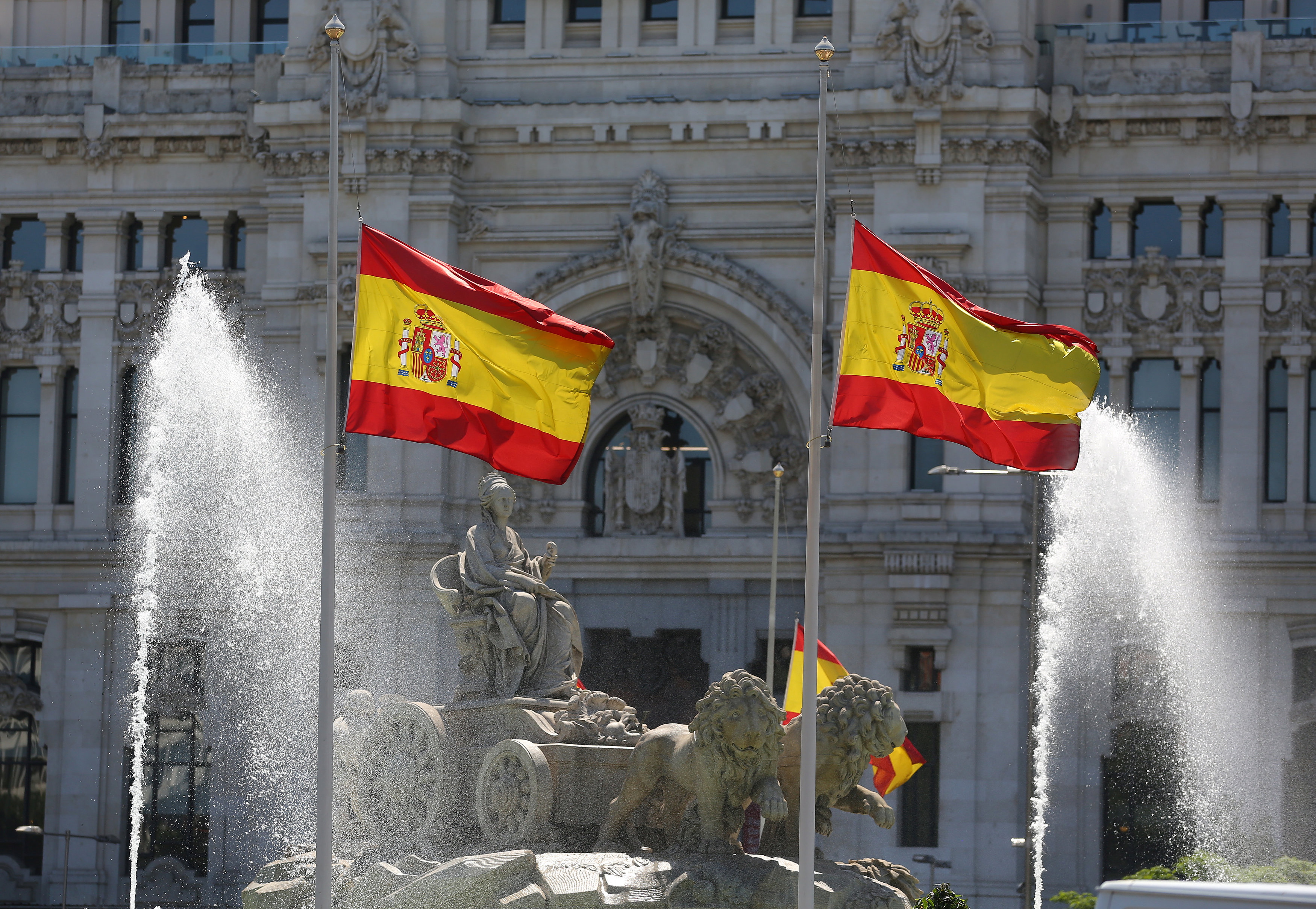 تنكيس الأعلام الأسبانية حدادًا على ضحايا مانشستر