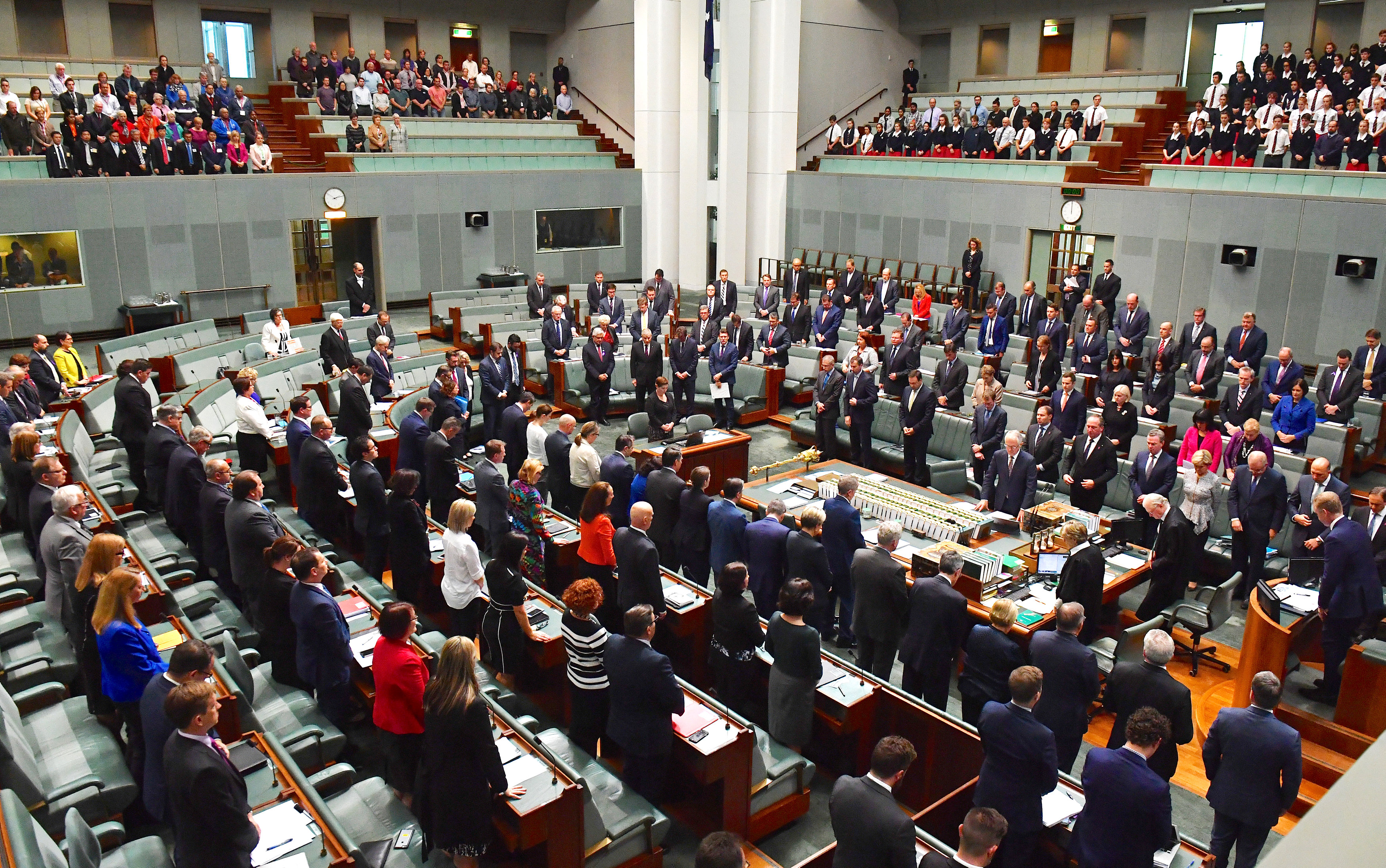 أعضاء البرلمان الاسترالى يقفون دقيقة حداد على ضحايا مانشستر