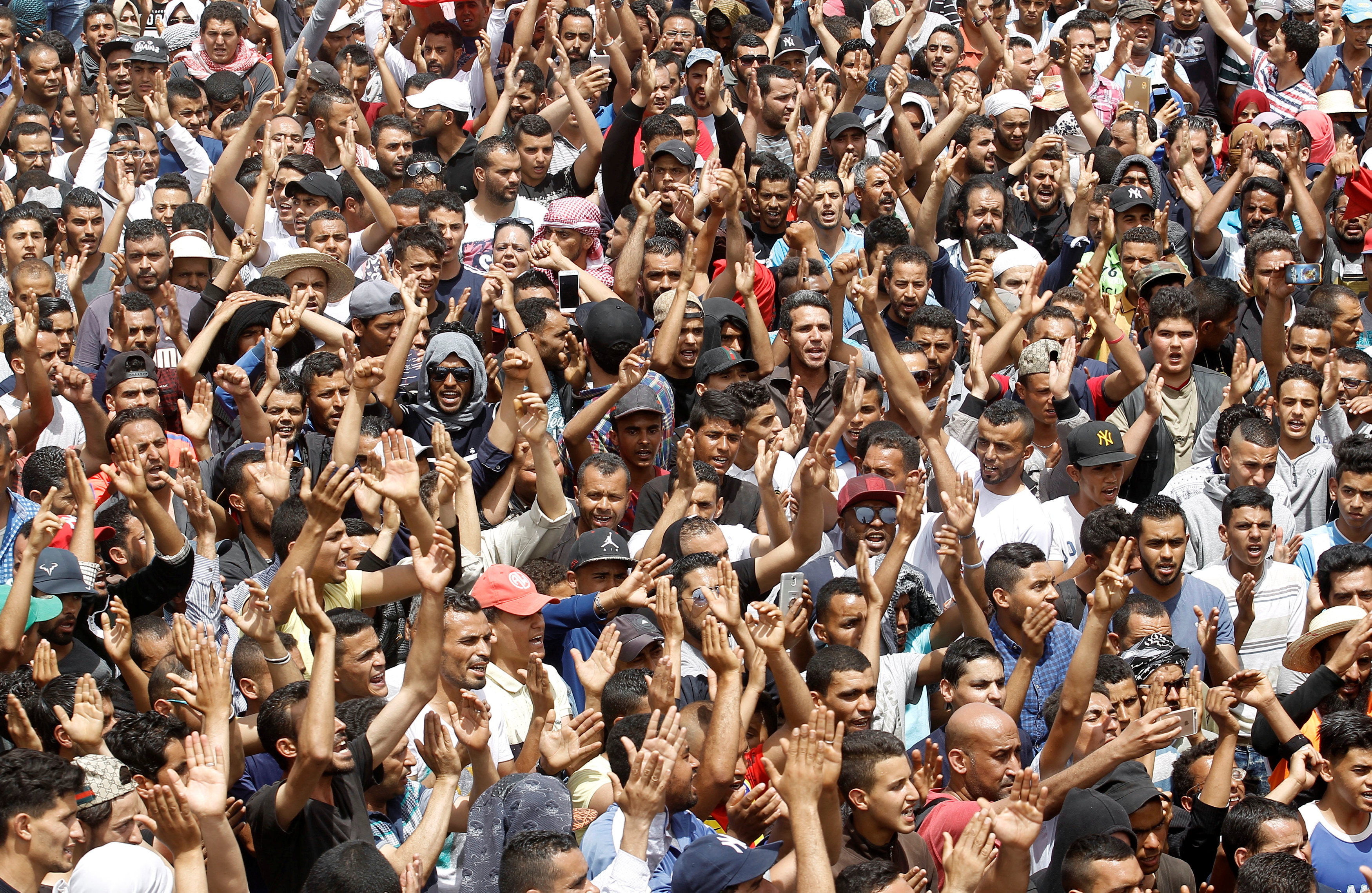 أهالى جنوب تونس يشيعون متظاهرا قتل فى الكامور وسط أجواء من التوتر