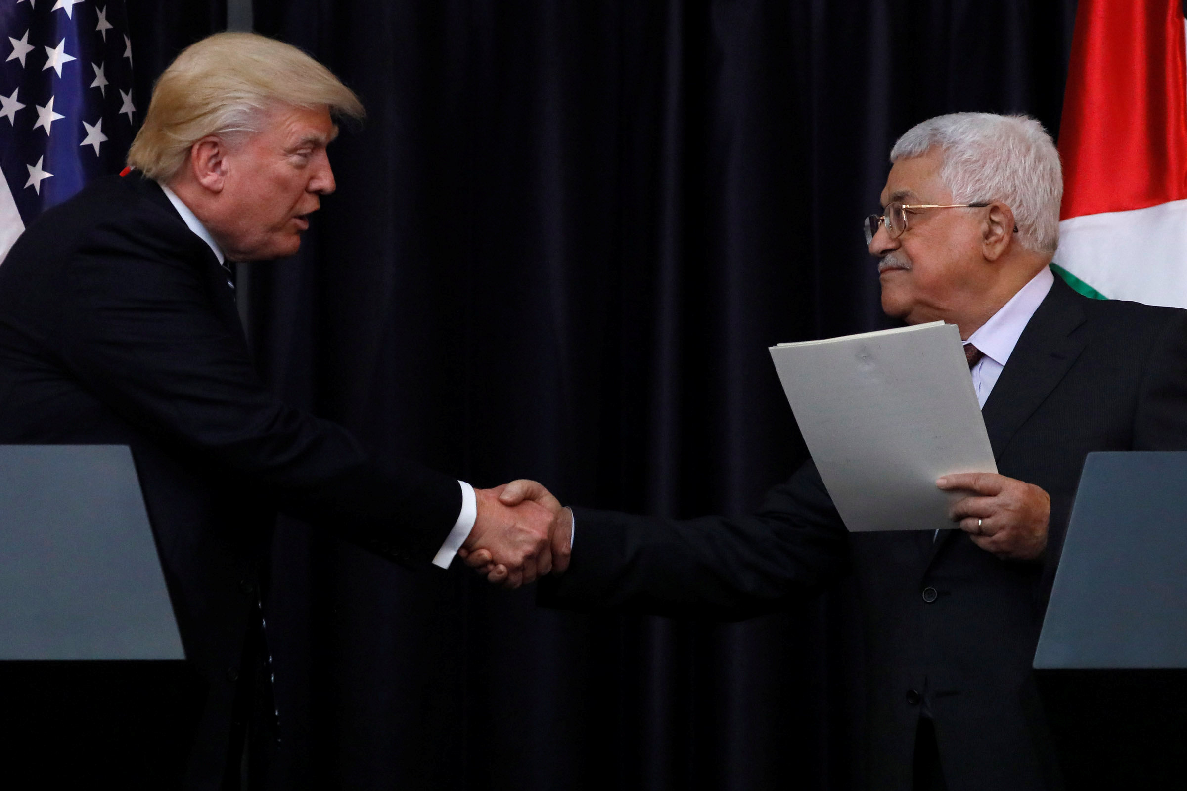 محمود عباس يصافح ترامب عقب انتهاء المؤتمر الصحفى