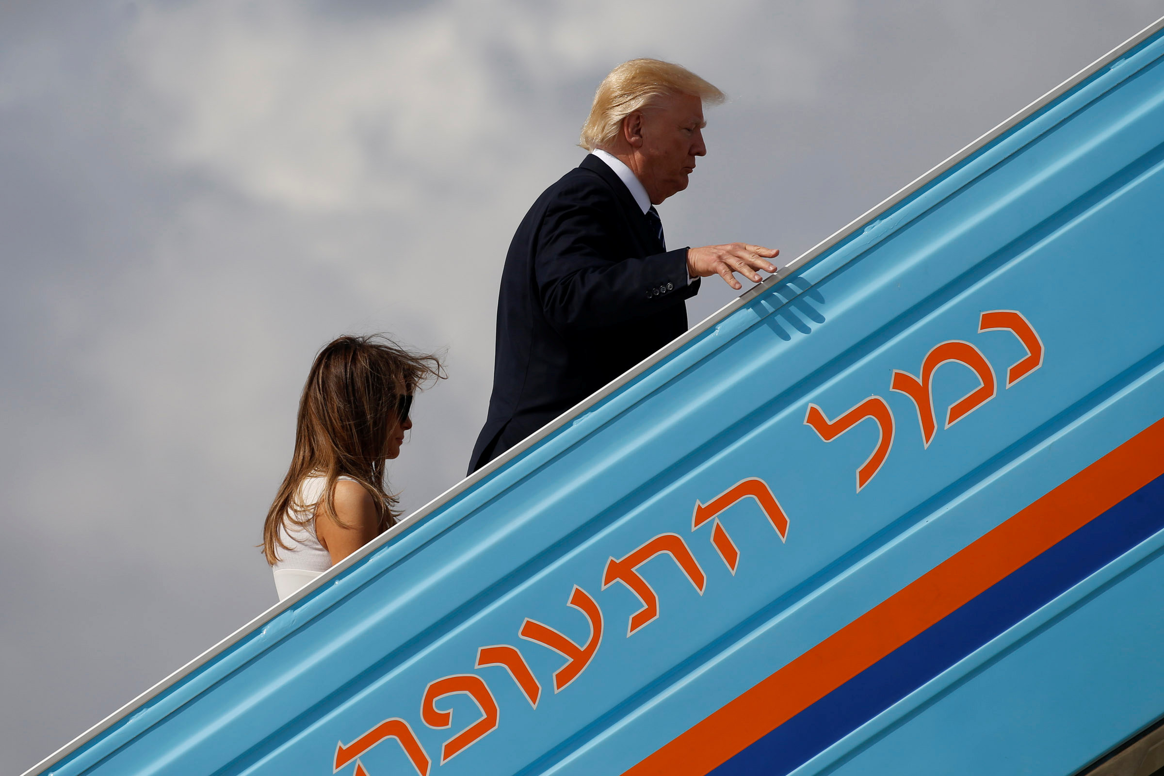 ترامب وميلانيا يصعدان سلم الطائرة لمغادرة إسرائيل