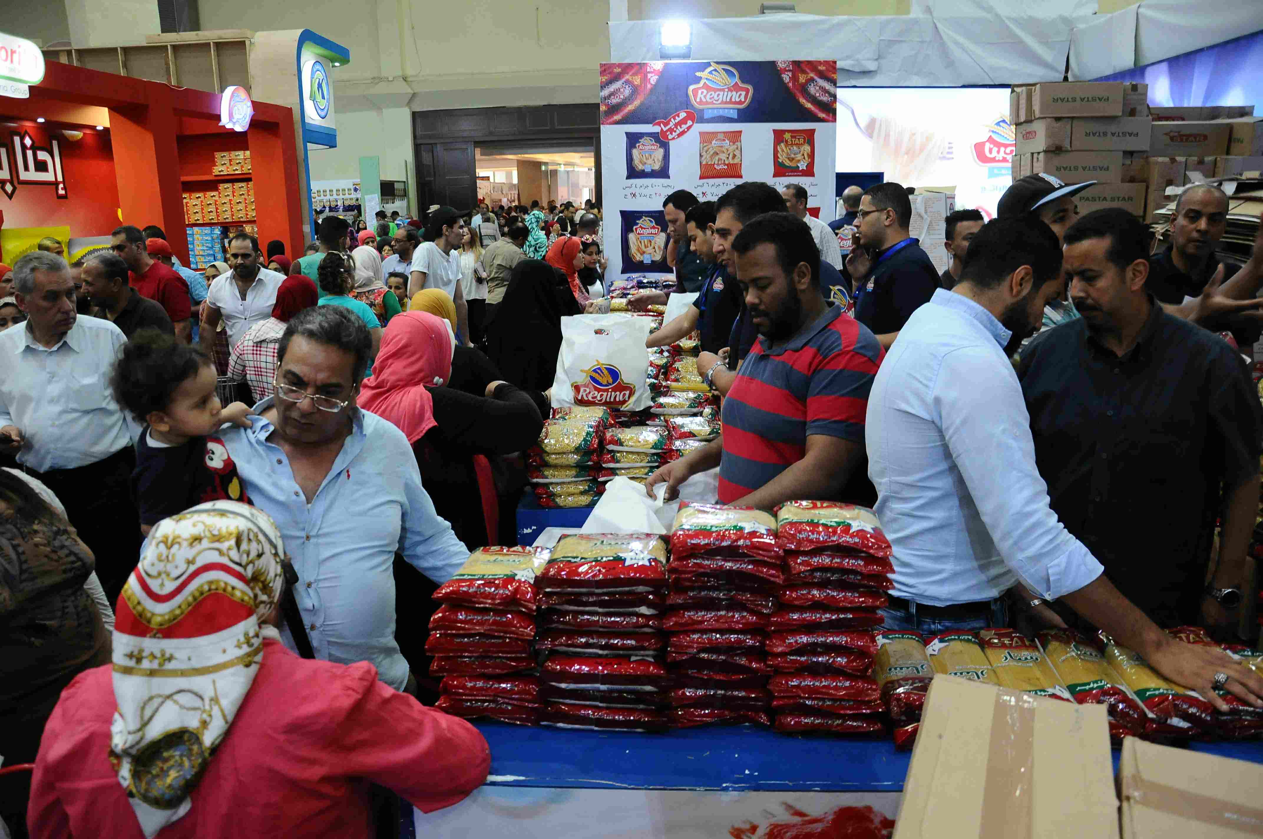معرض سوبر ماركت أهلا رمضان يفتح أبوابه لليوم الثانى.. الأرز بـ6 جنيهات والعدس بـ14
