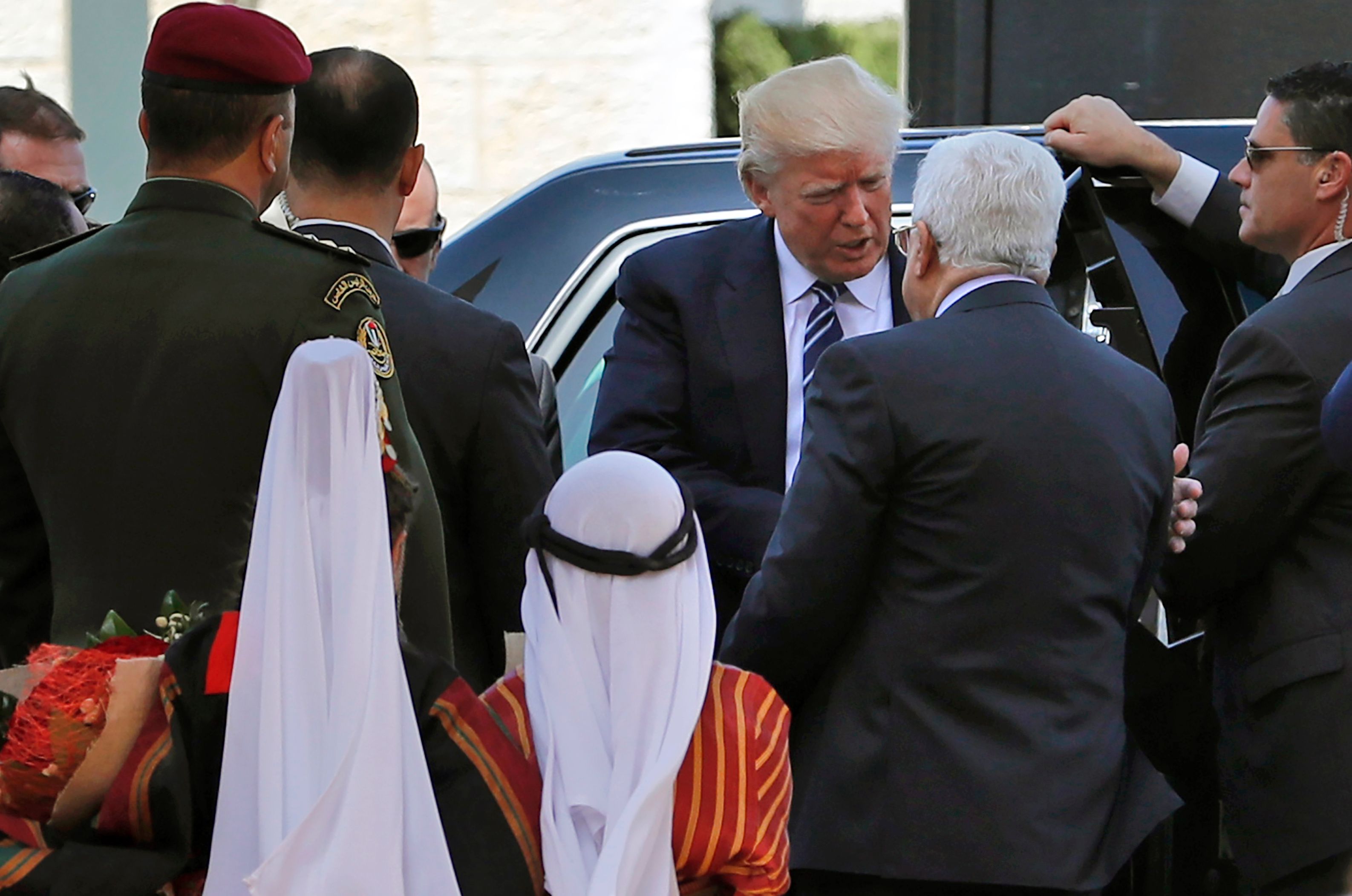 عباس يصافح ترامب فور وصوله قصر الرئاسة الفلسطينية
