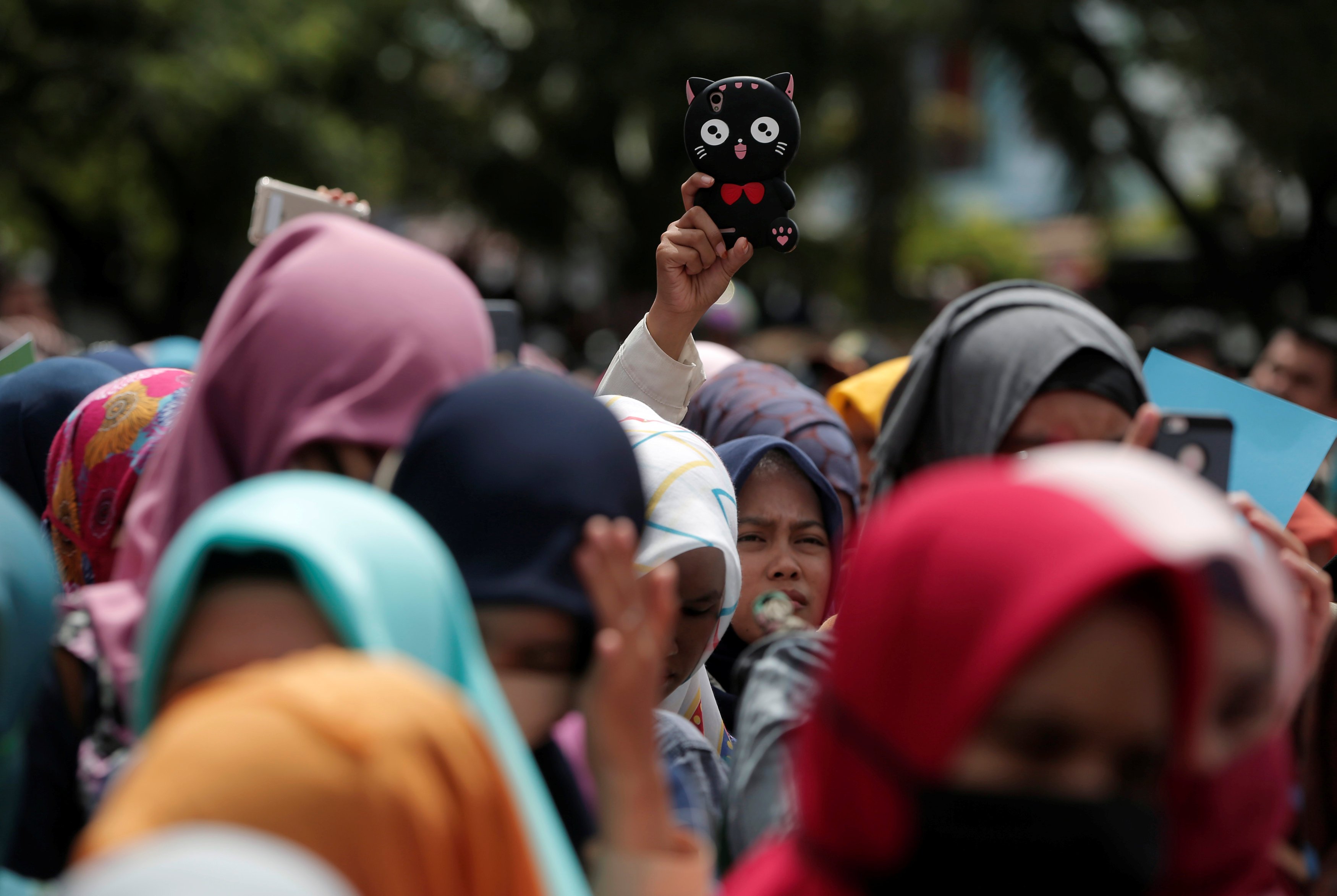 سيدات اندونيسيات يصورن عقوبة الجلد لمثلى الجنسية