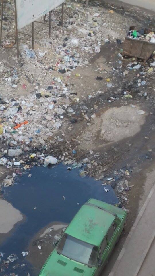 صورة توضح تراكم القمامة و طفح مياه المجارى