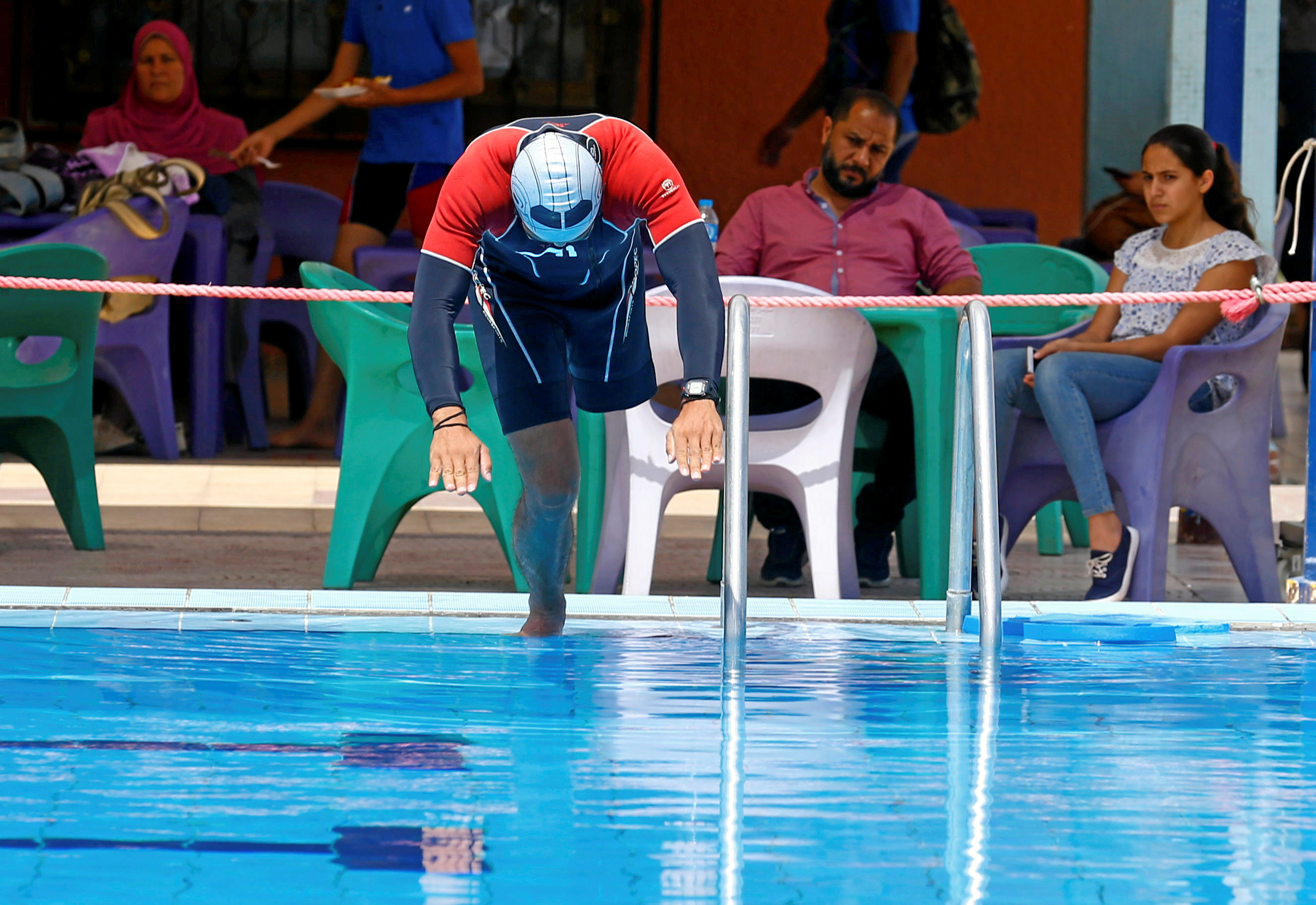 عمر حجازى يقفز بحمام السباحة
