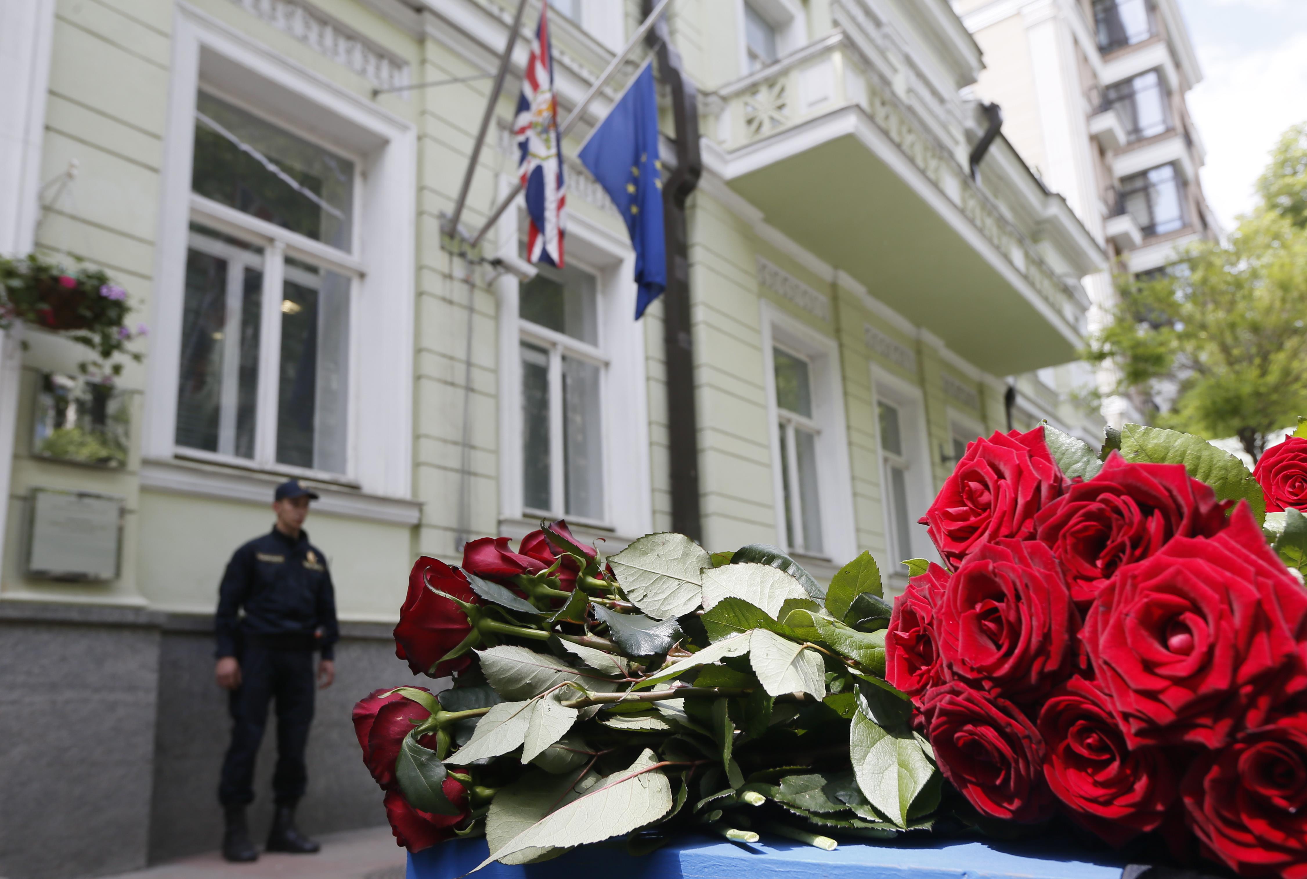 باقات ورود أمام السفارة البريطانية بأوكرانيا حدادا على ضحايا مانشستر