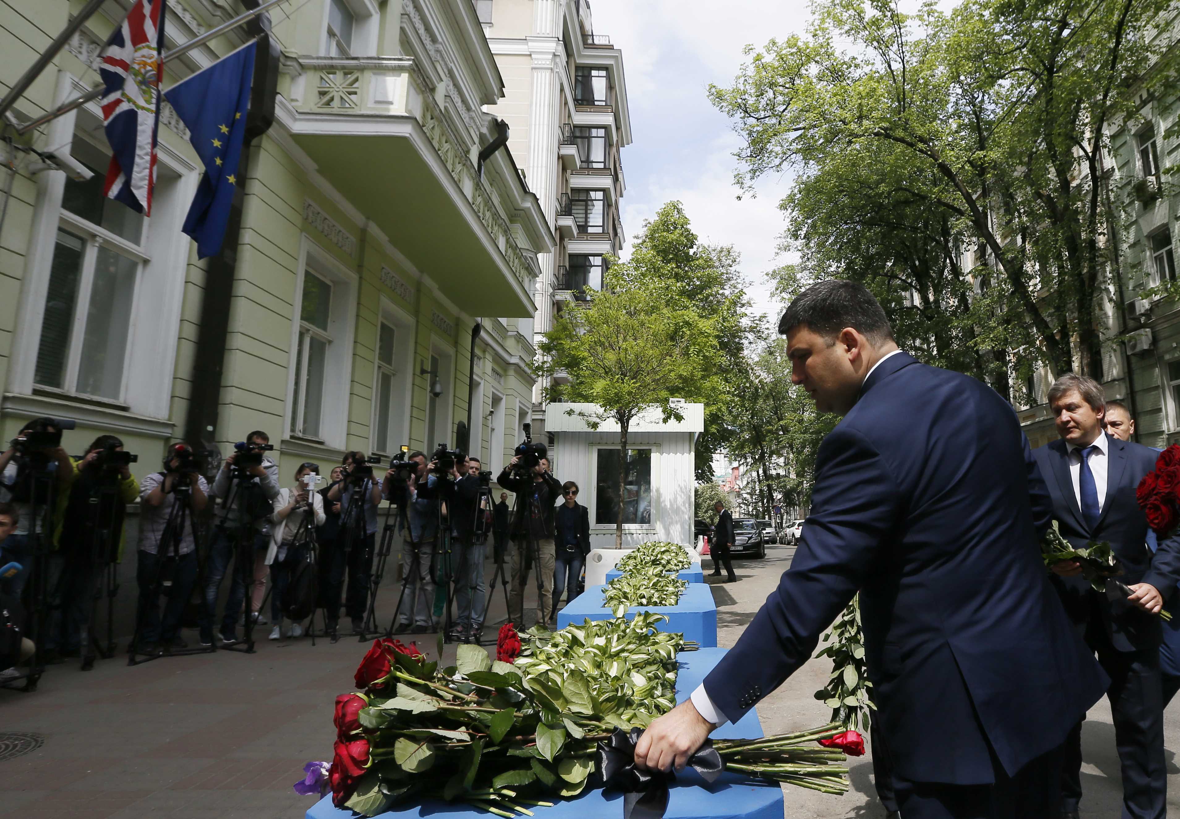 رئيس الوزراء الأوكرانى يضع باقة ورد أمام السفارة البريطانية حدادا على ضحايا مانشستر