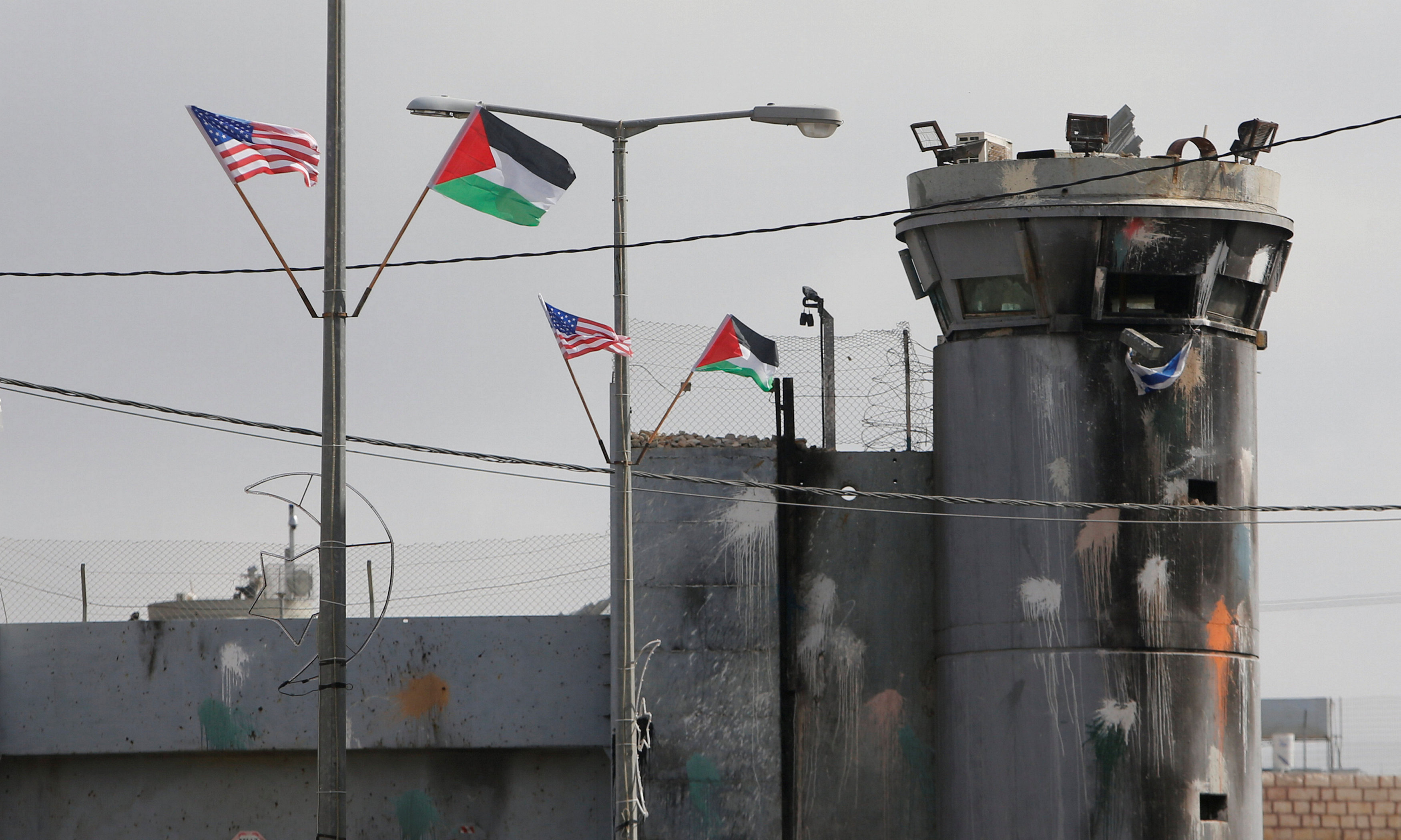 الأعلام الفلسطينية والأمريكية فى شوارع بيت لحم